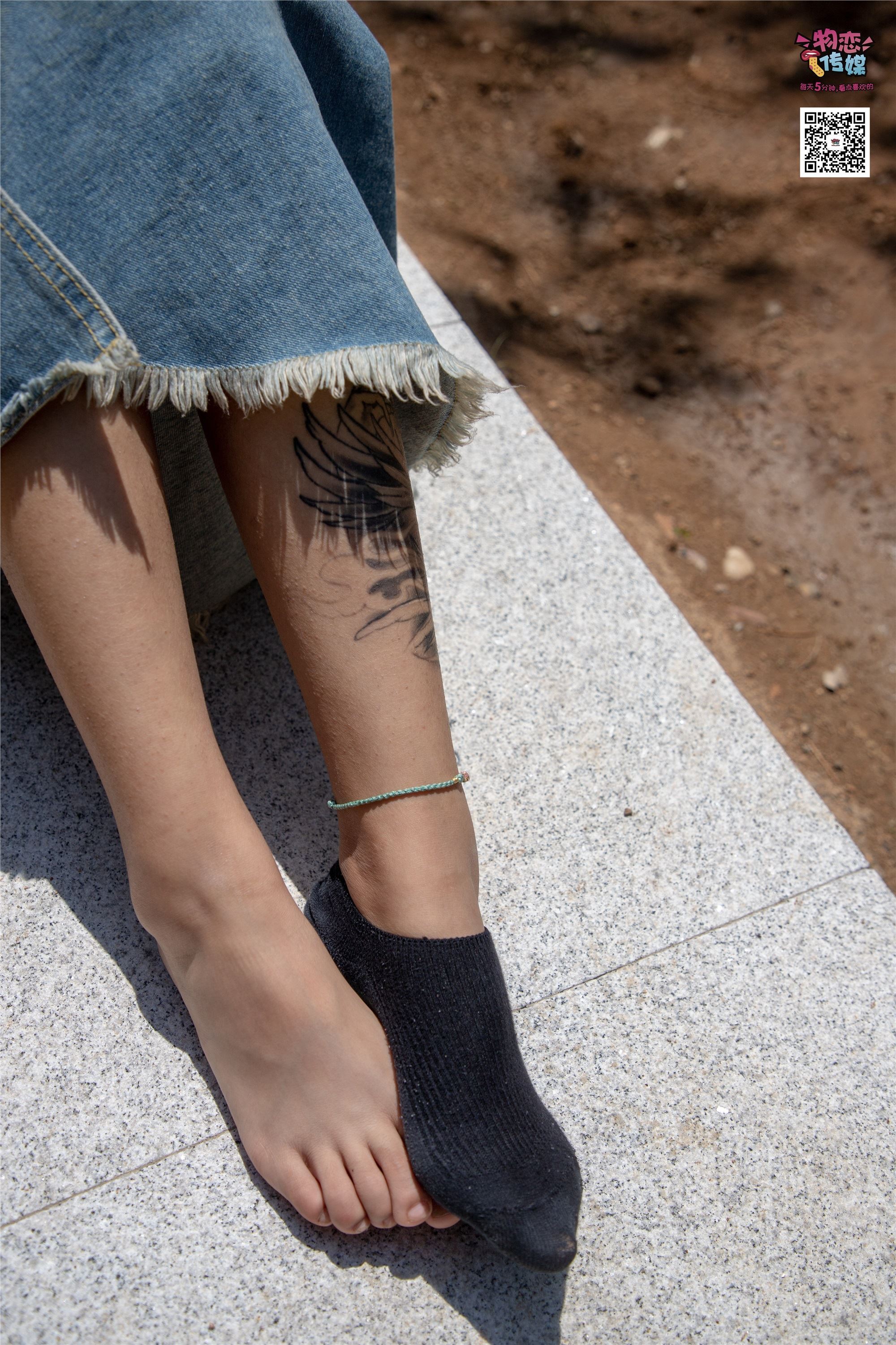 物恋传媒 No.011 纯纯的邻家小妹,小白鞋搭配黑色船袜,清凉一夏