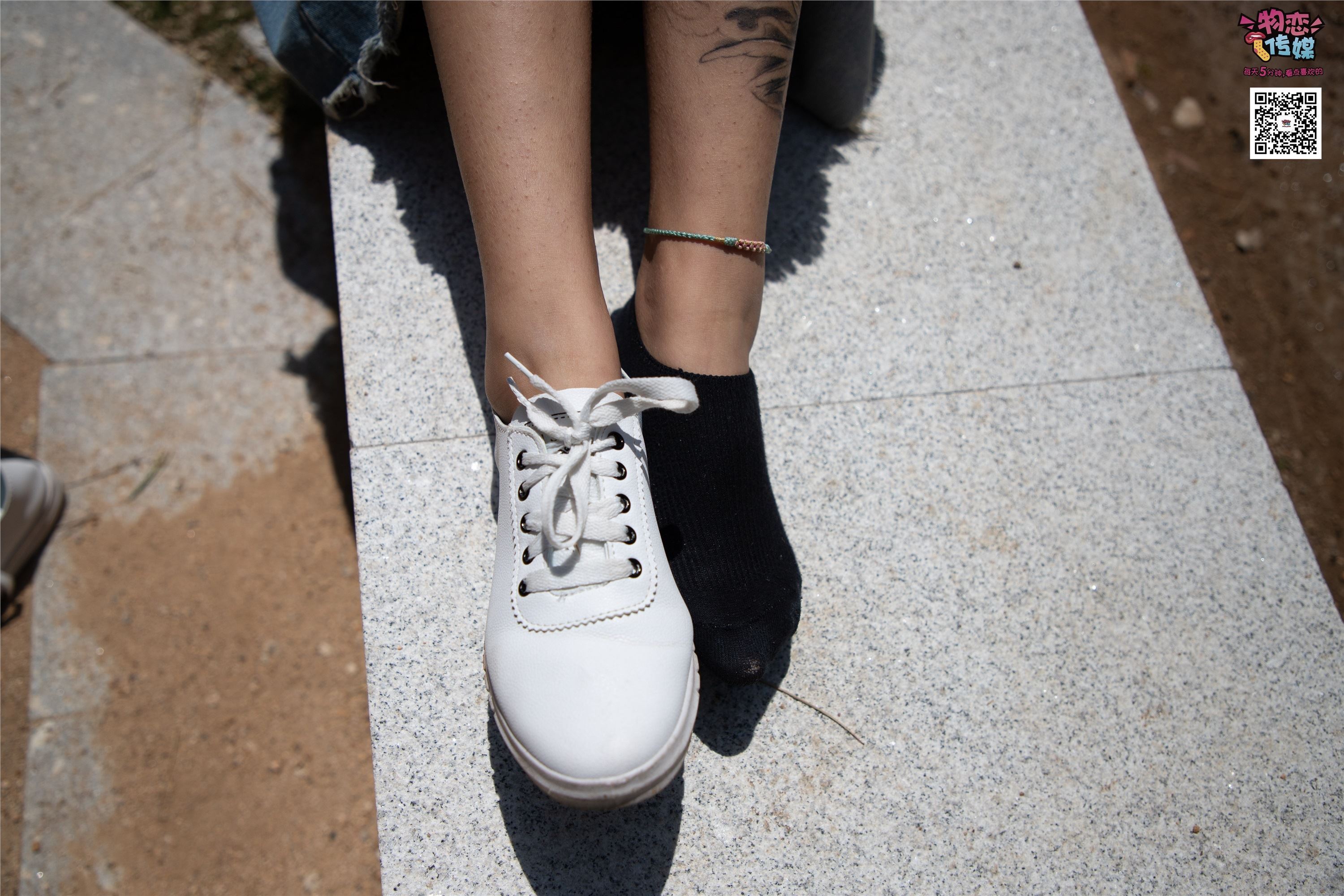 物恋传媒 No.011 纯纯的邻家小妹,小白鞋搭配黑色船袜,清凉一夏