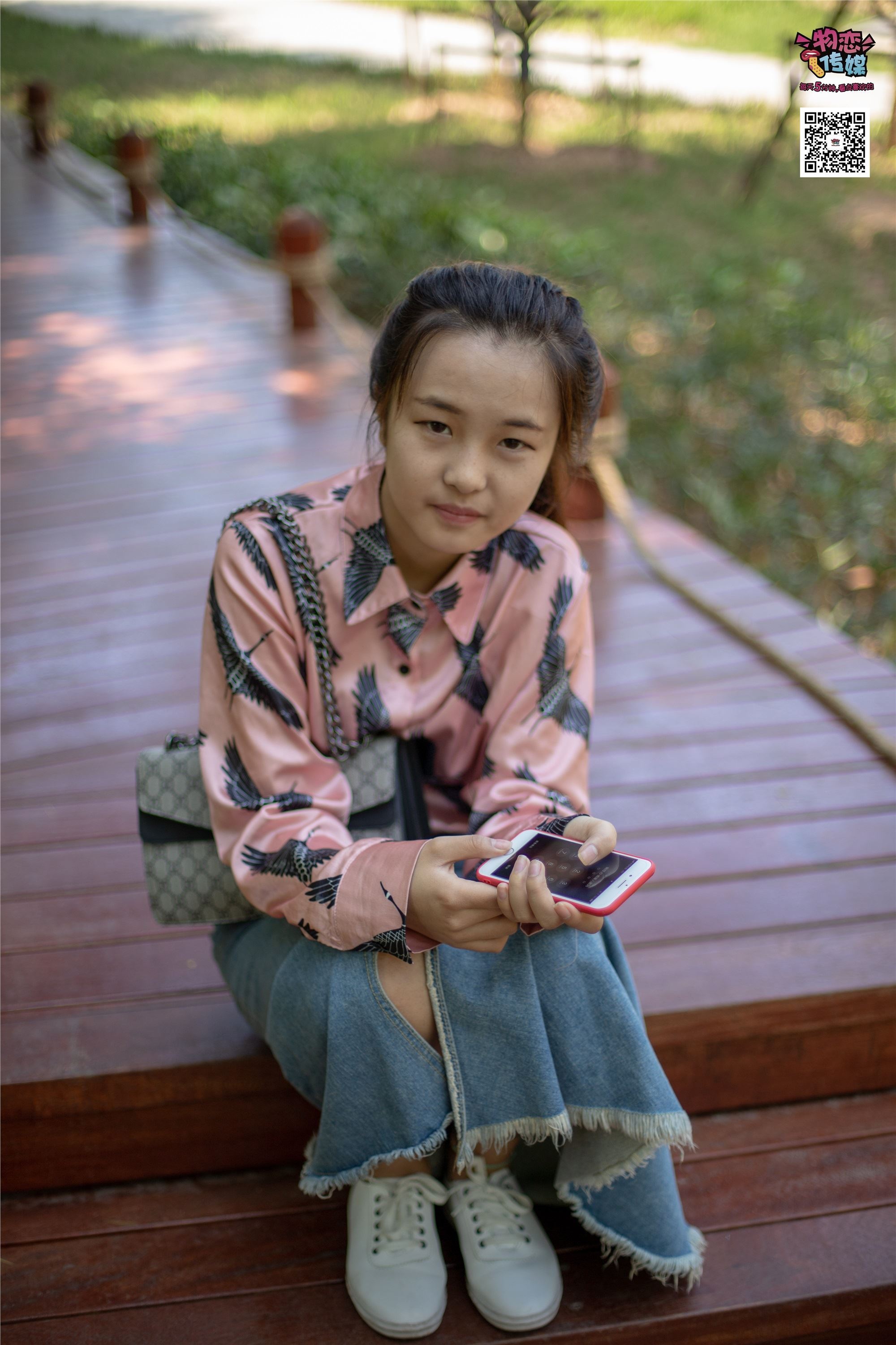 物恋传媒 No.011 纯纯的邻家小妹,小白鞋搭配黑色船袜,清凉一夏