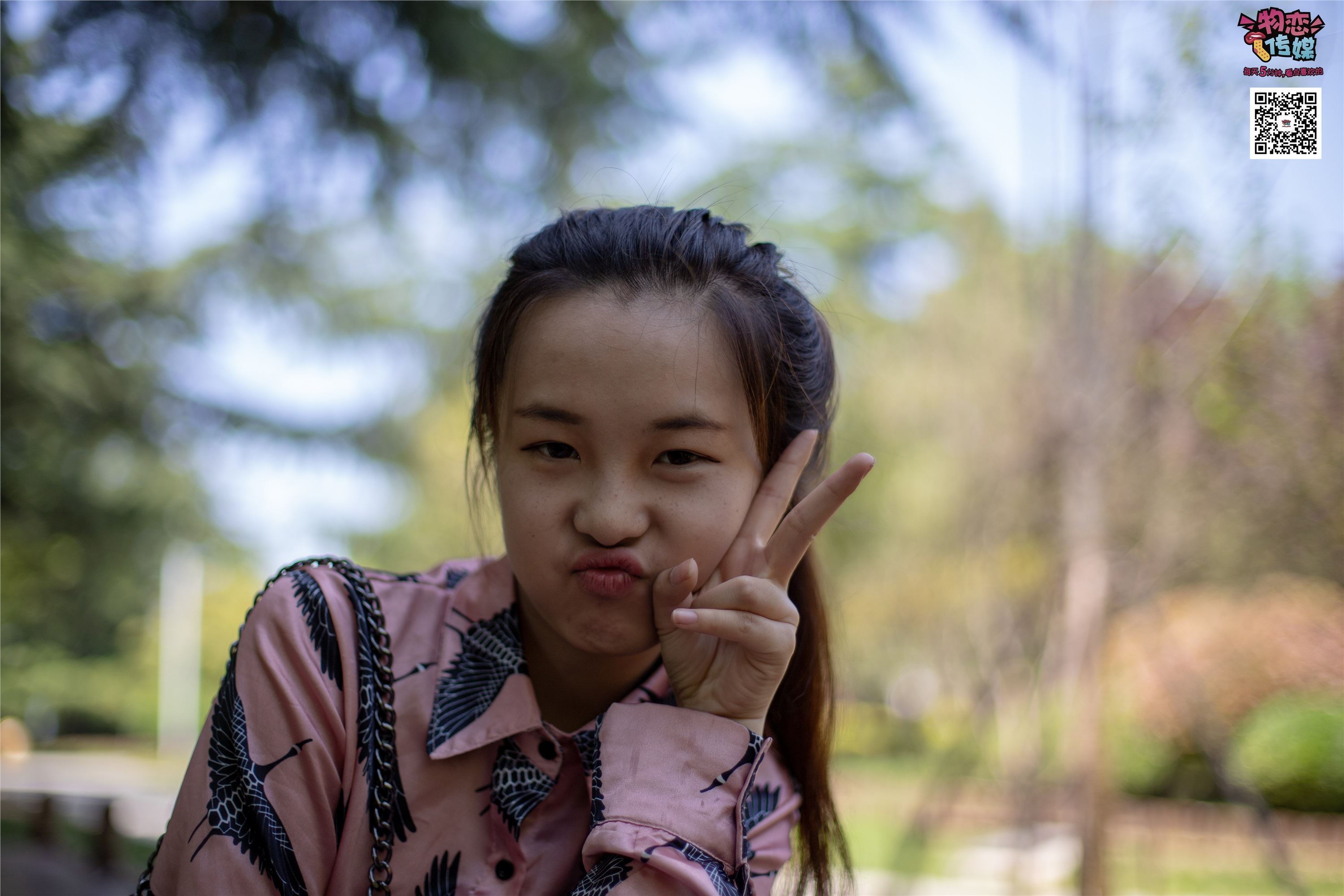 物恋传媒 No.011 纯纯的邻家小妹,小白鞋搭配黑色船袜,清凉一夏