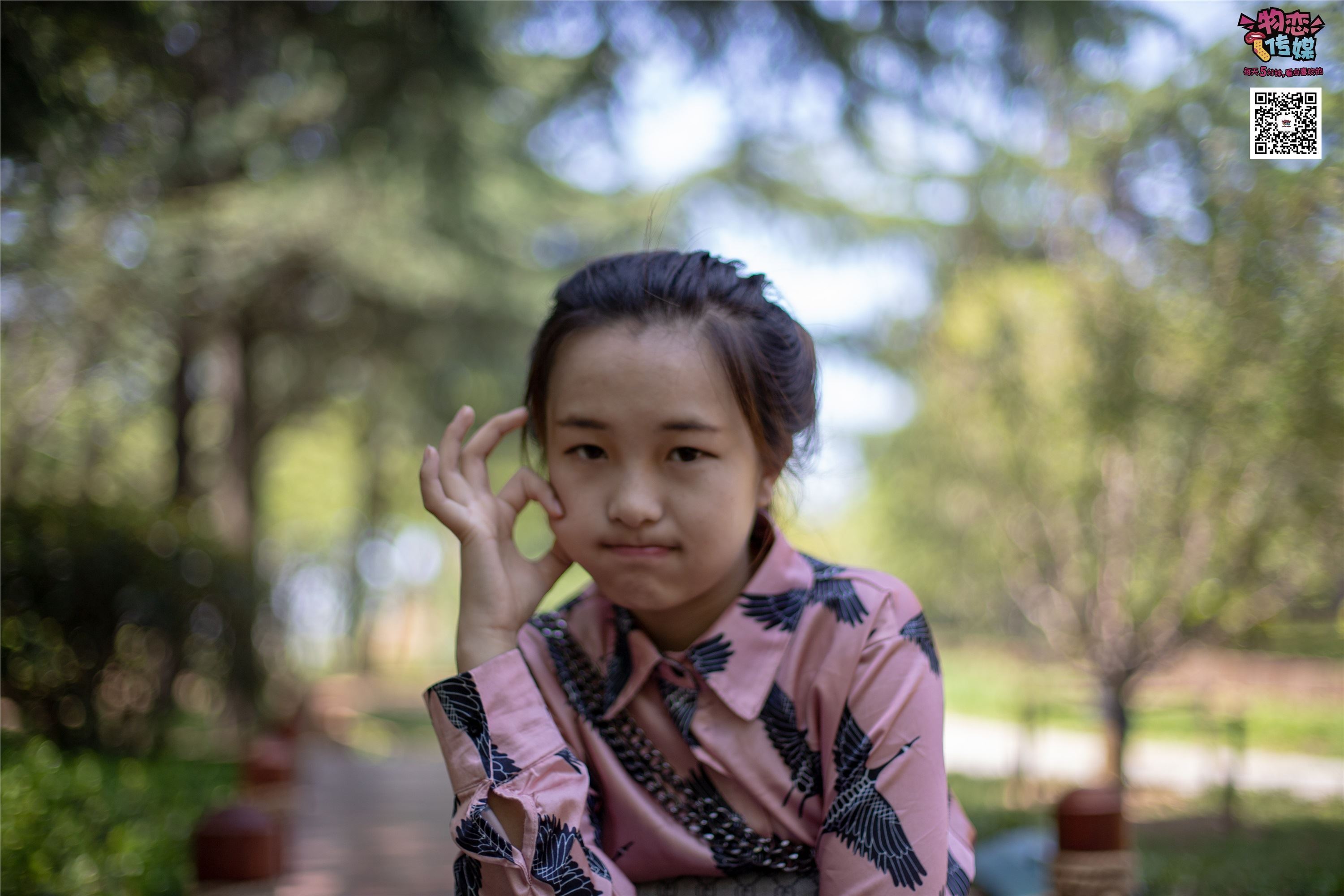 物恋传媒 No.011 纯纯的邻家小妹,小白鞋搭配黑色船袜,清凉一夏