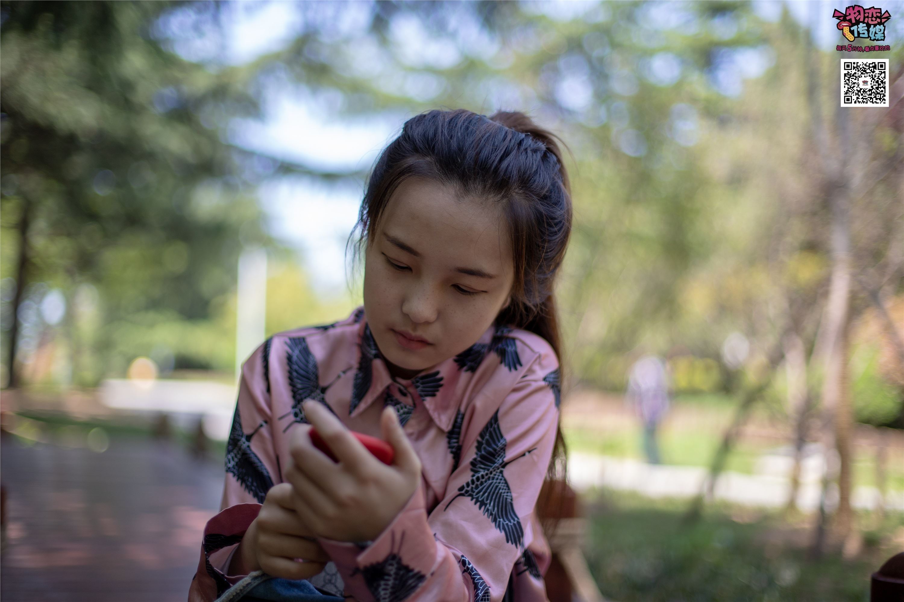 物恋传媒 No.011 纯纯的邻家小妹,小白鞋搭配黑色船袜,清凉一夏