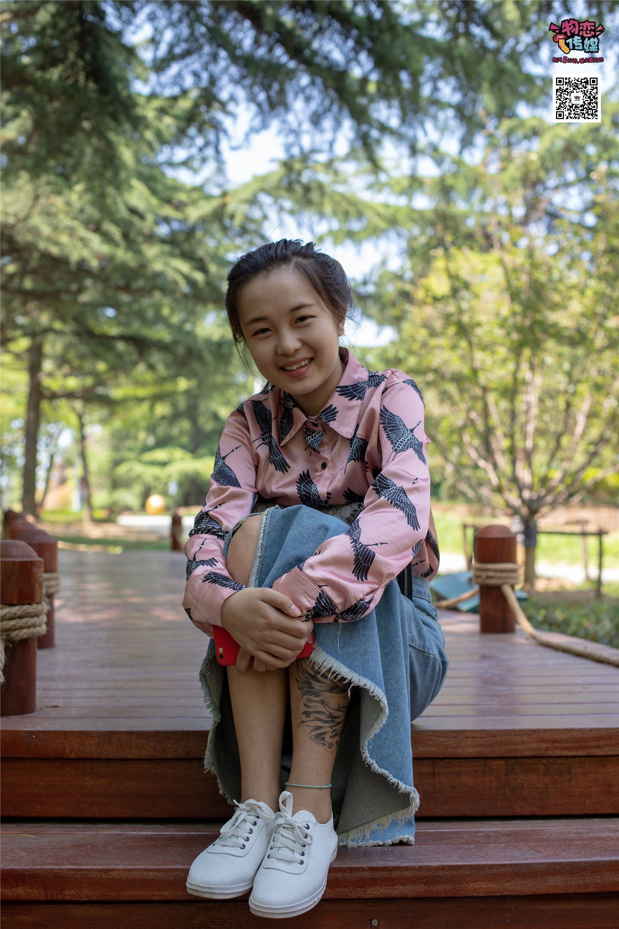 物恋传媒 No.011 纯纯的邻家小妹,小白鞋搭配黑色船袜,清凉一夏