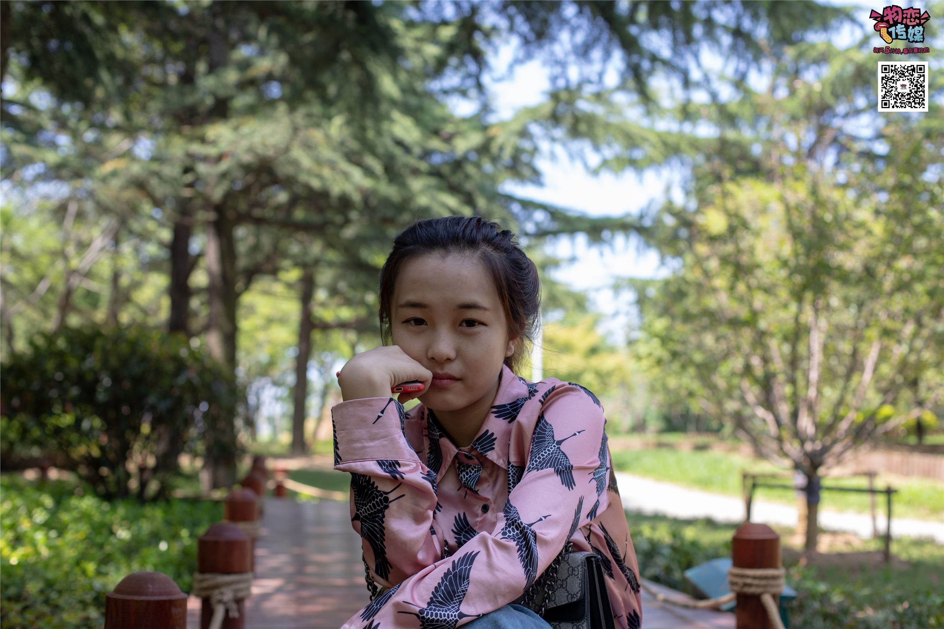 物恋传媒 No.011 纯纯的邻家小妹,小白鞋搭配黑色船袜,清凉一夏