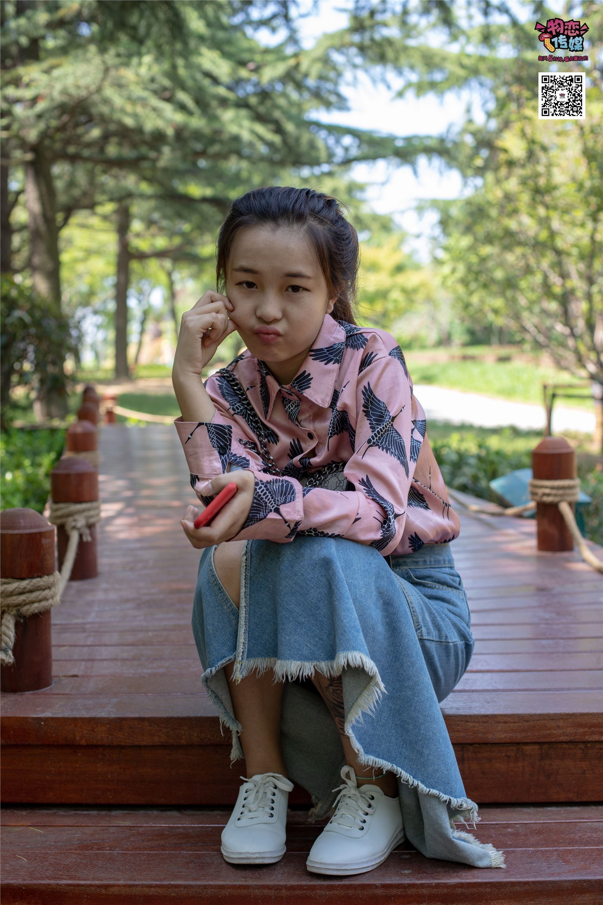 物恋传媒 No.011 纯纯的邻家小妹,小白鞋搭配黑色船袜,清凉一夏