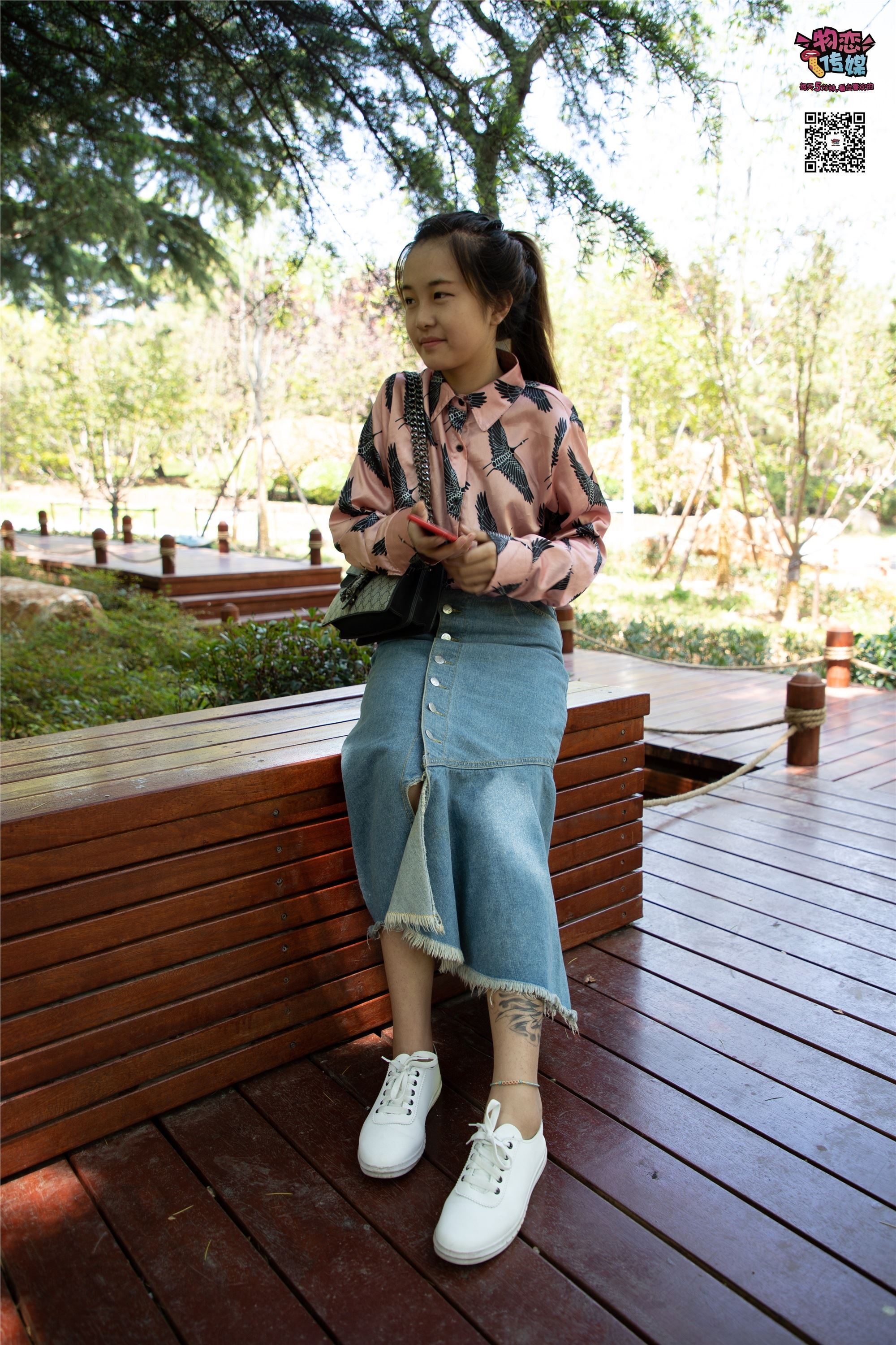 物恋传媒 No.011 纯纯的邻家小妹,小白鞋搭配黑色船袜,清凉一夏