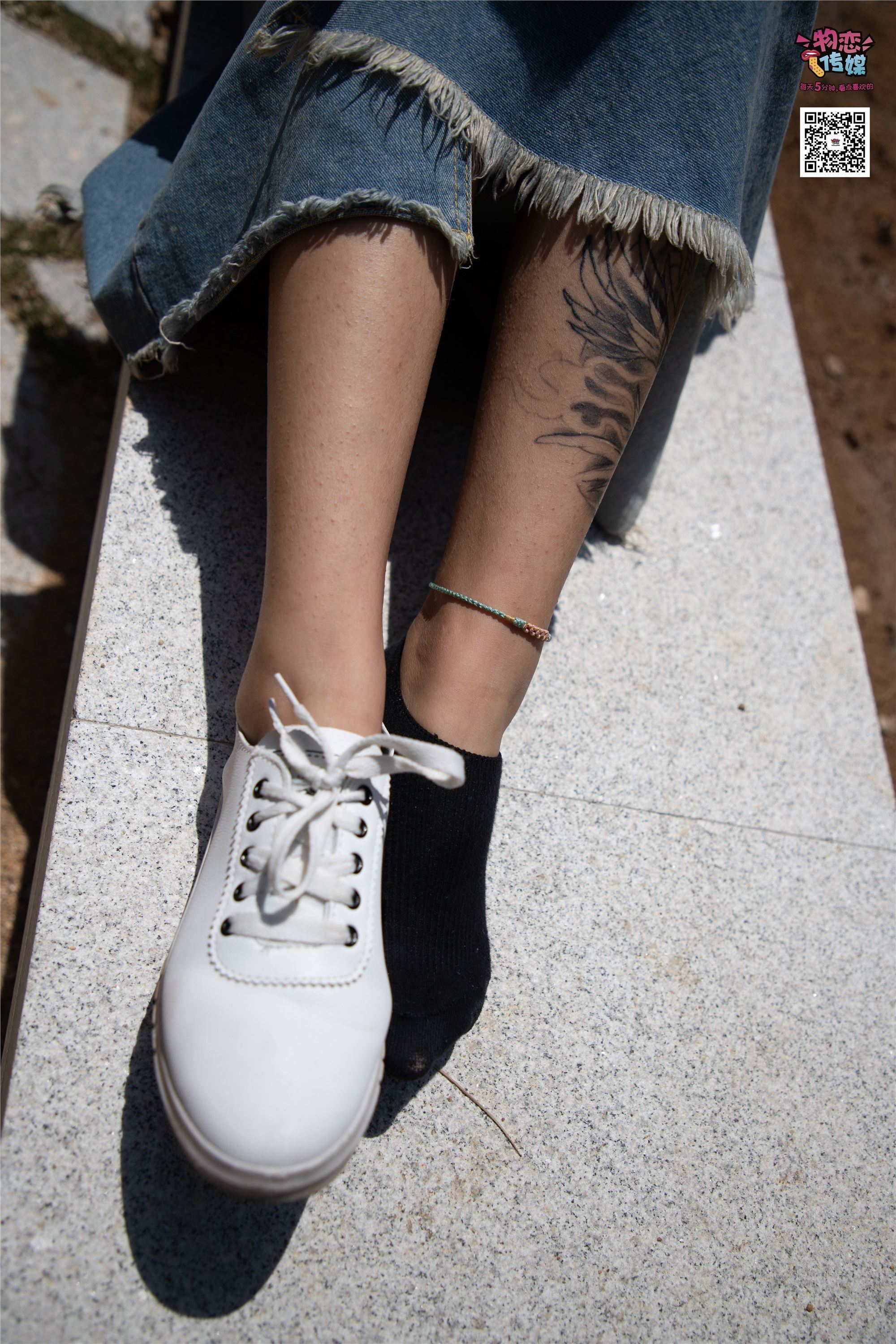 物恋传媒 No.011 纯纯的邻家小妹,小白鞋搭配黑色船袜,清凉一夏