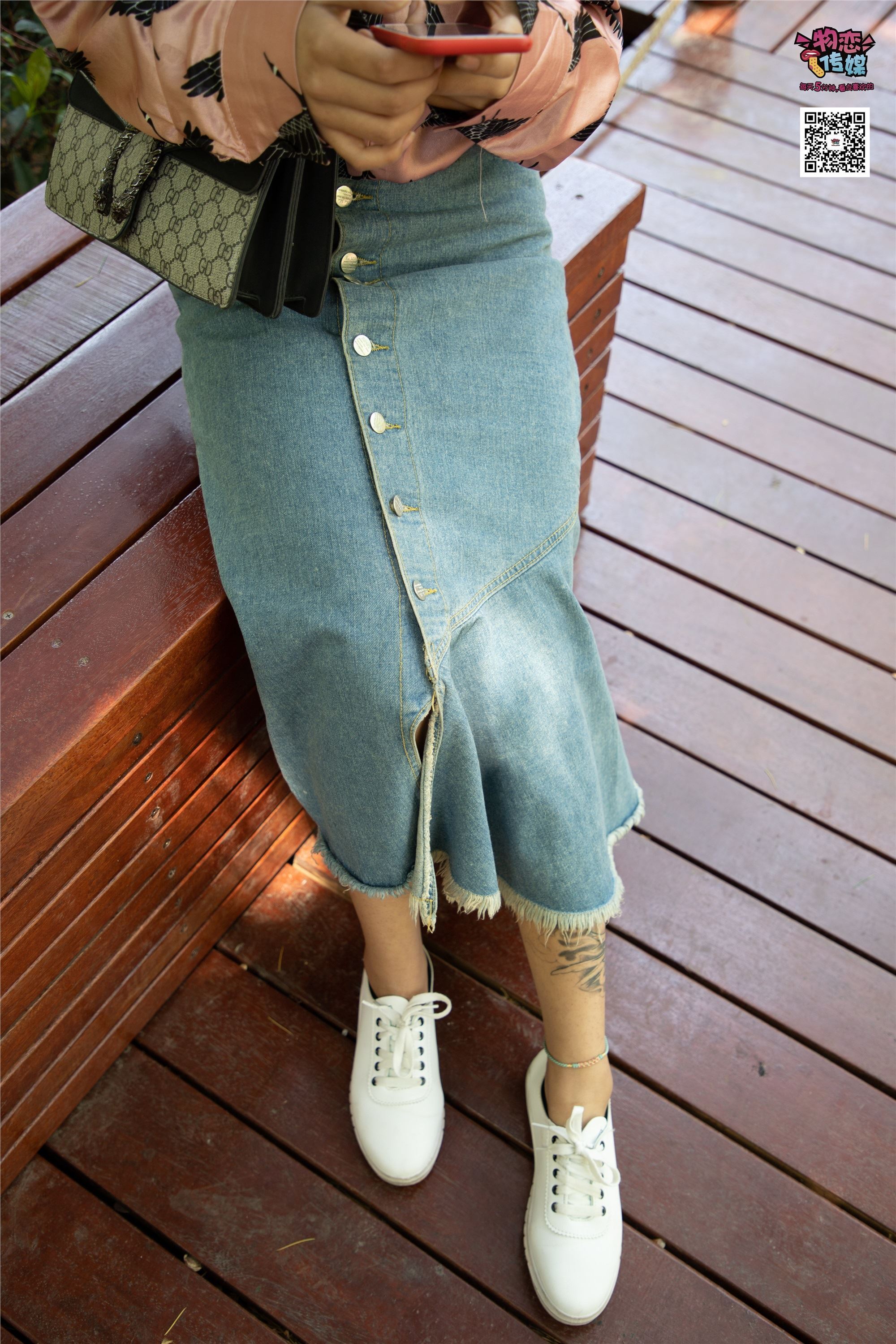 物恋传媒 No.011 纯纯的邻家小妹,小白鞋搭配黑色船袜,清凉一夏