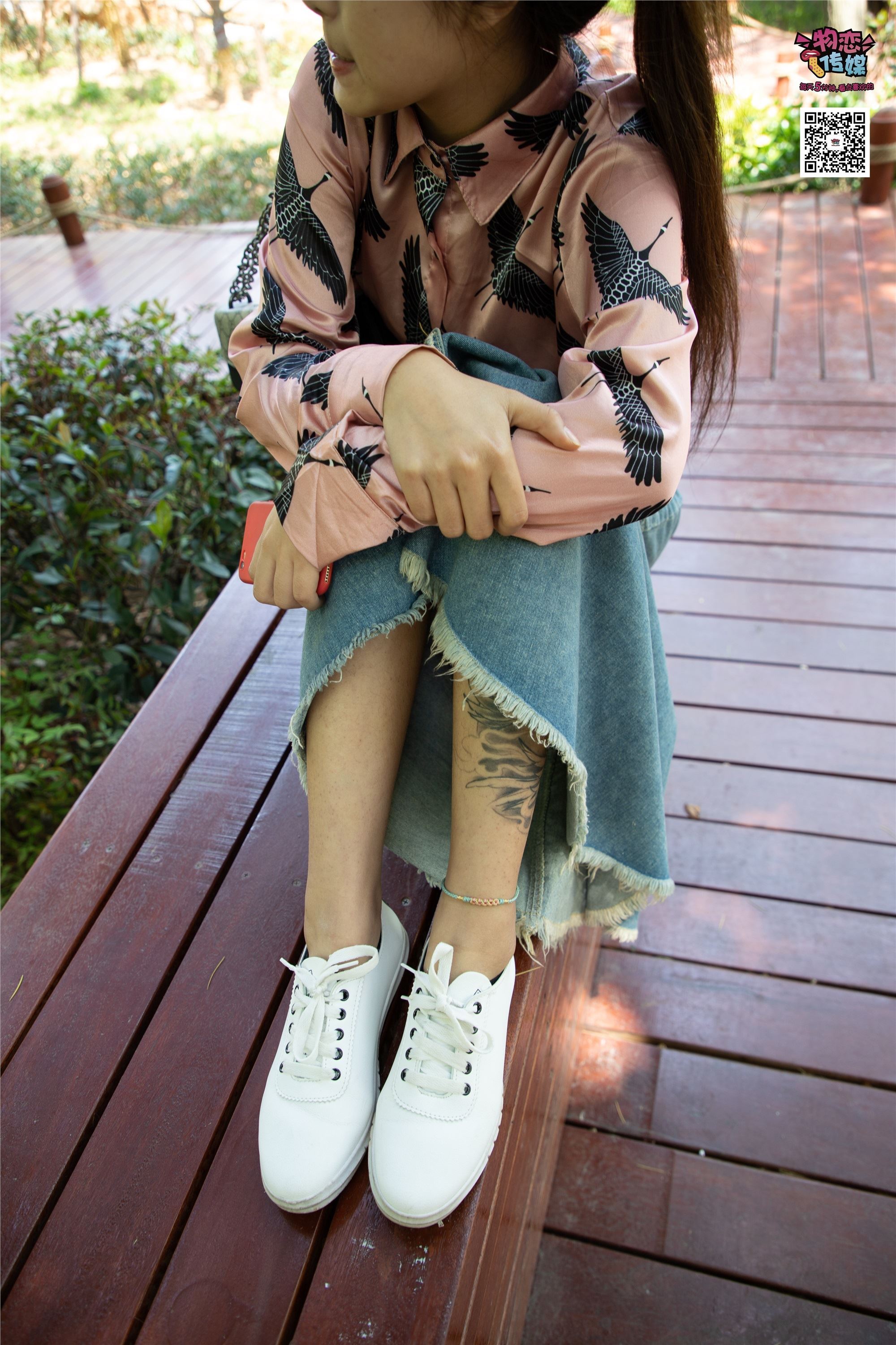 物恋传媒 No.011 纯纯的邻家小妹,小白鞋搭配黑色船袜,清凉一夏