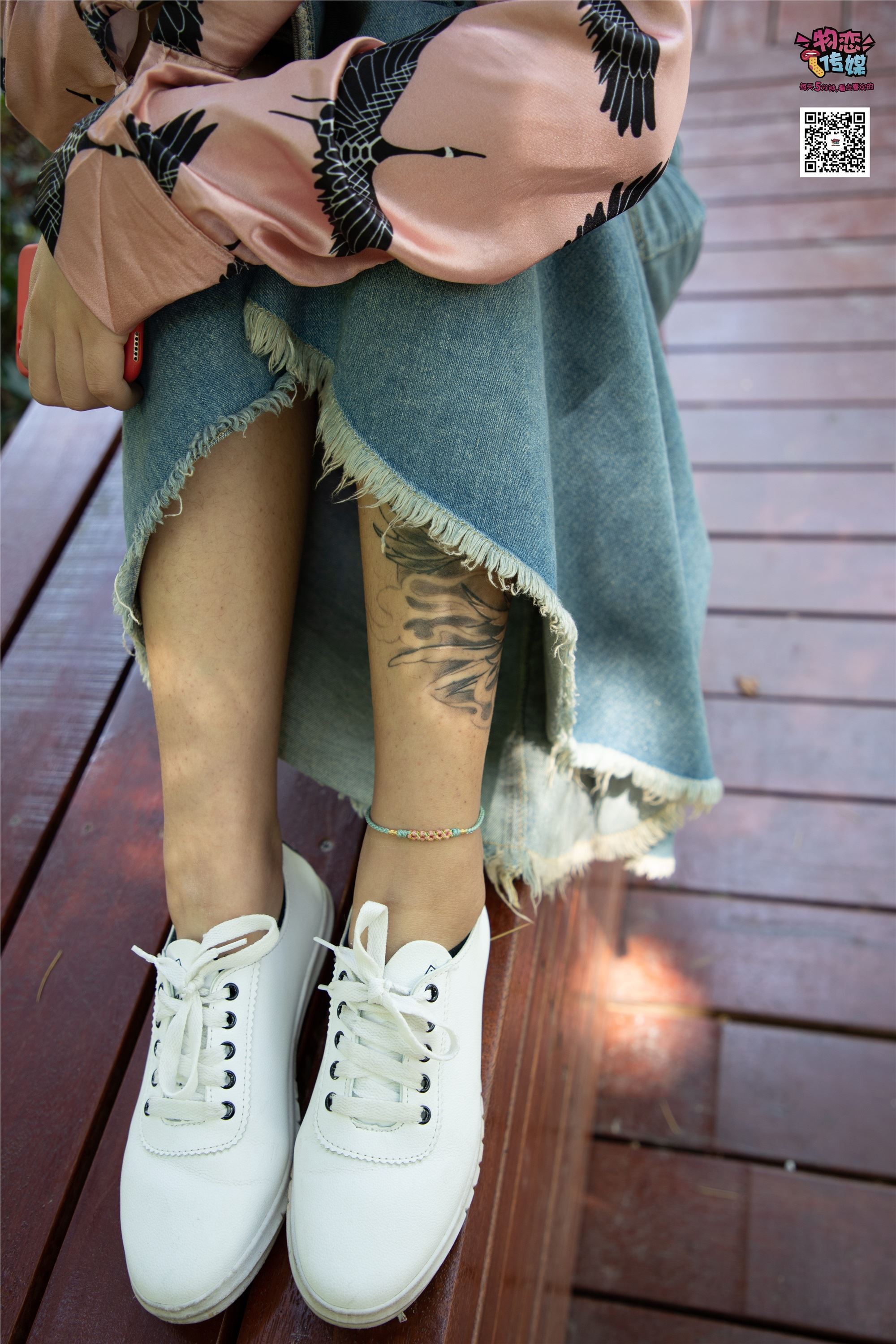 物恋传媒 No.011 纯纯的邻家小妹,小白鞋搭配黑色船袜,清凉一夏