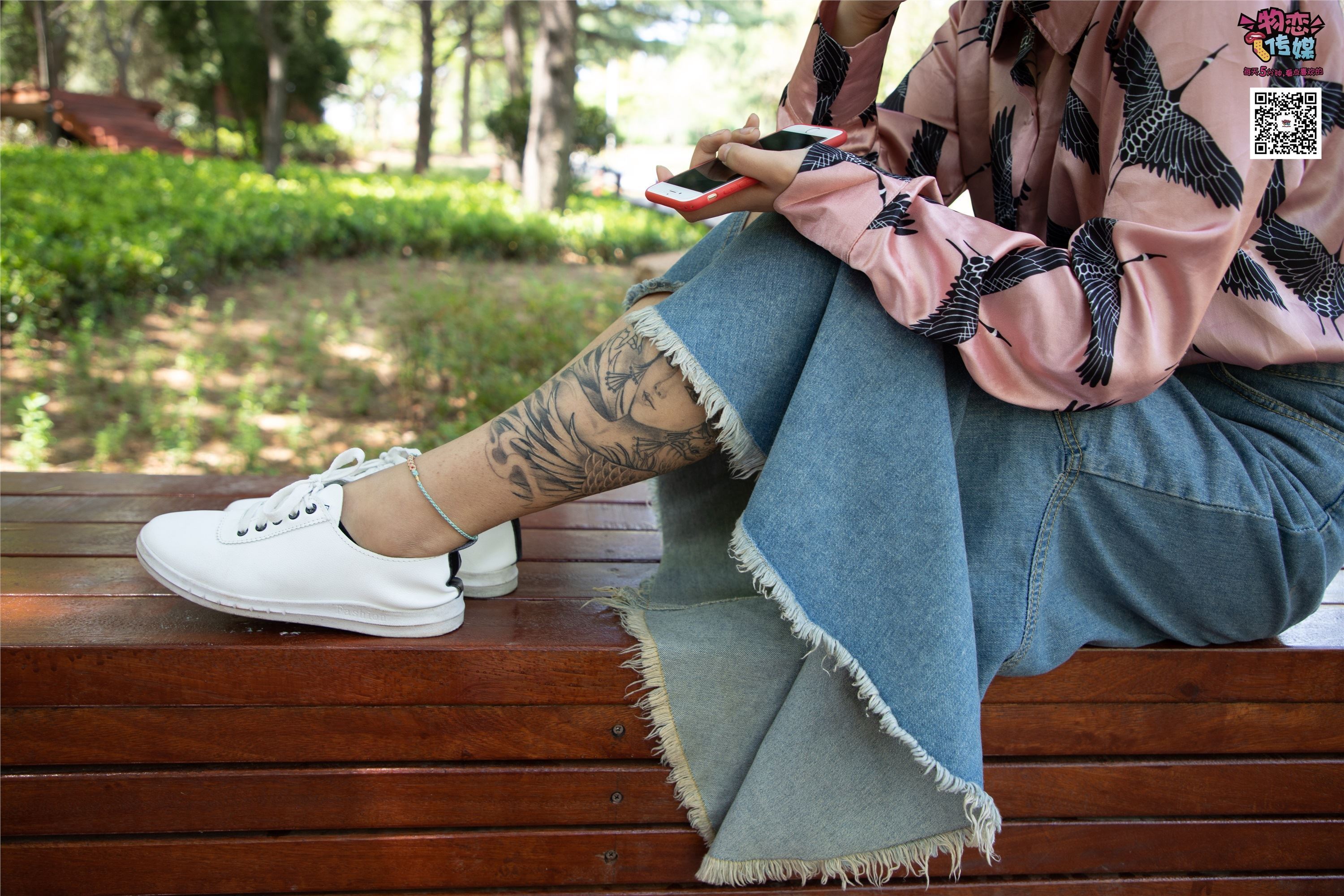 物恋传媒 No.011 纯纯的邻家小妹,小白鞋搭配黑色船袜,清凉一夏