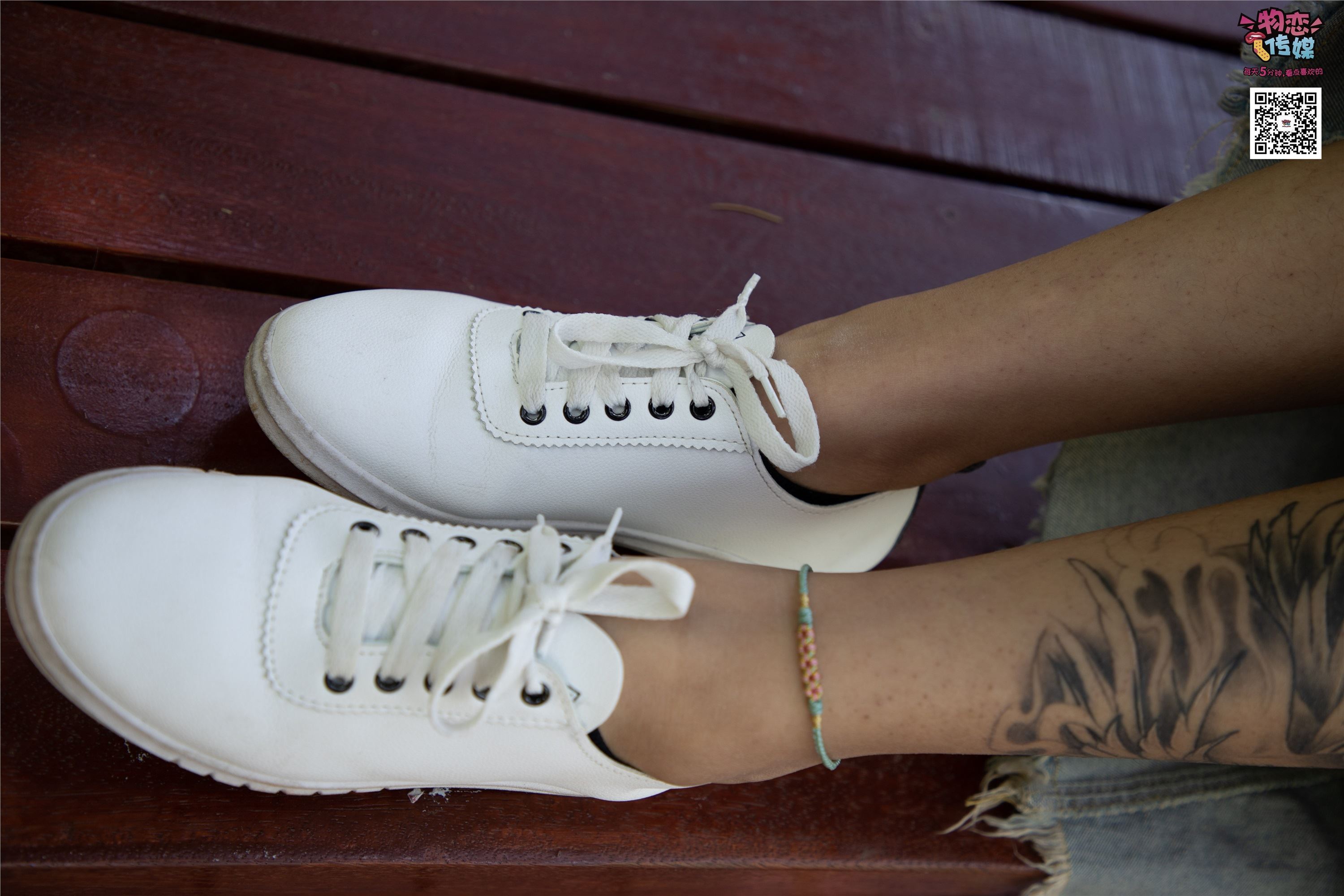 物恋传媒 No.011 纯纯的邻家小妹,小白鞋搭配黑色船袜,清凉一夏