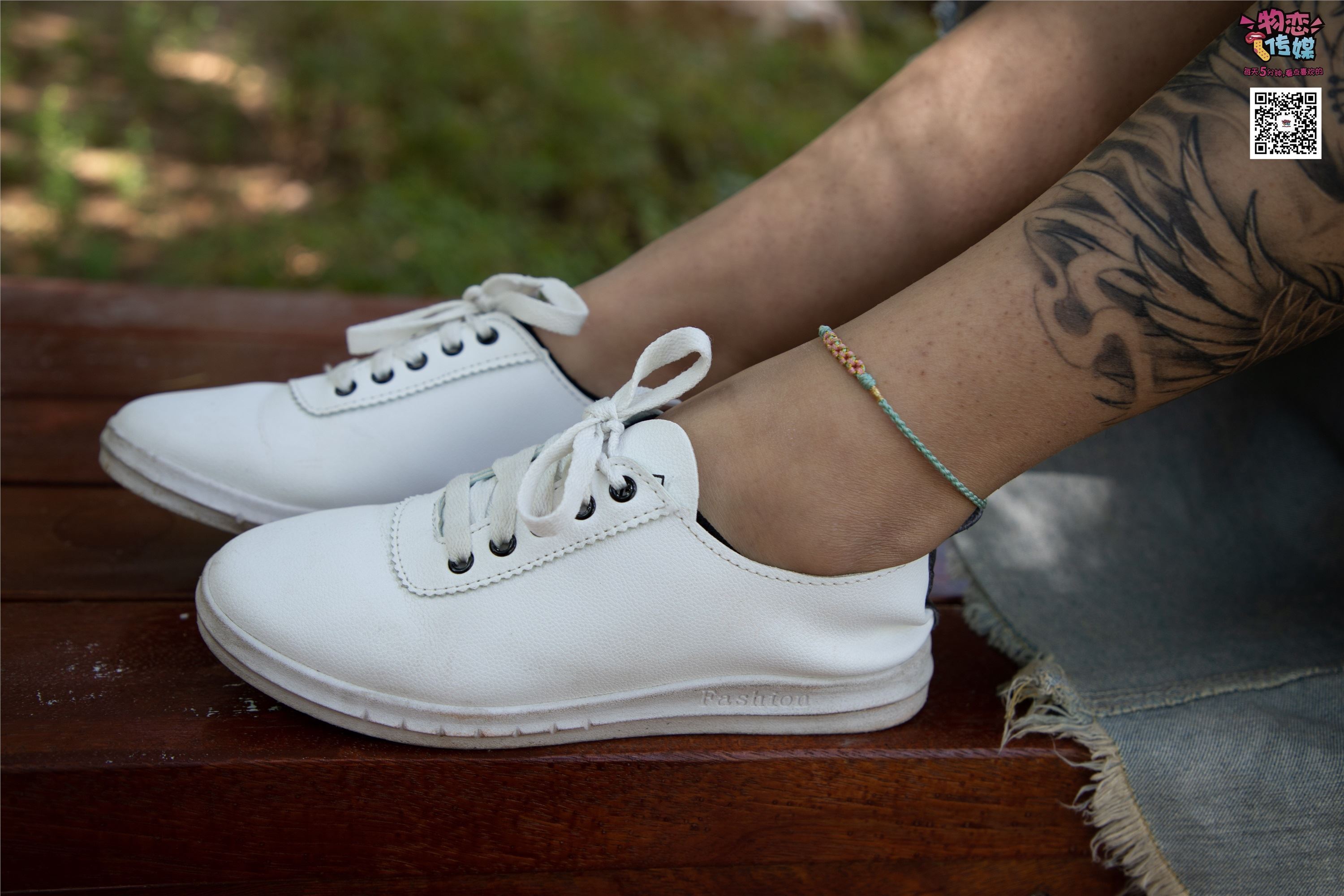 物恋传媒 No.011 纯纯的邻家小妹,小白鞋搭配黑色船袜,清凉一夏