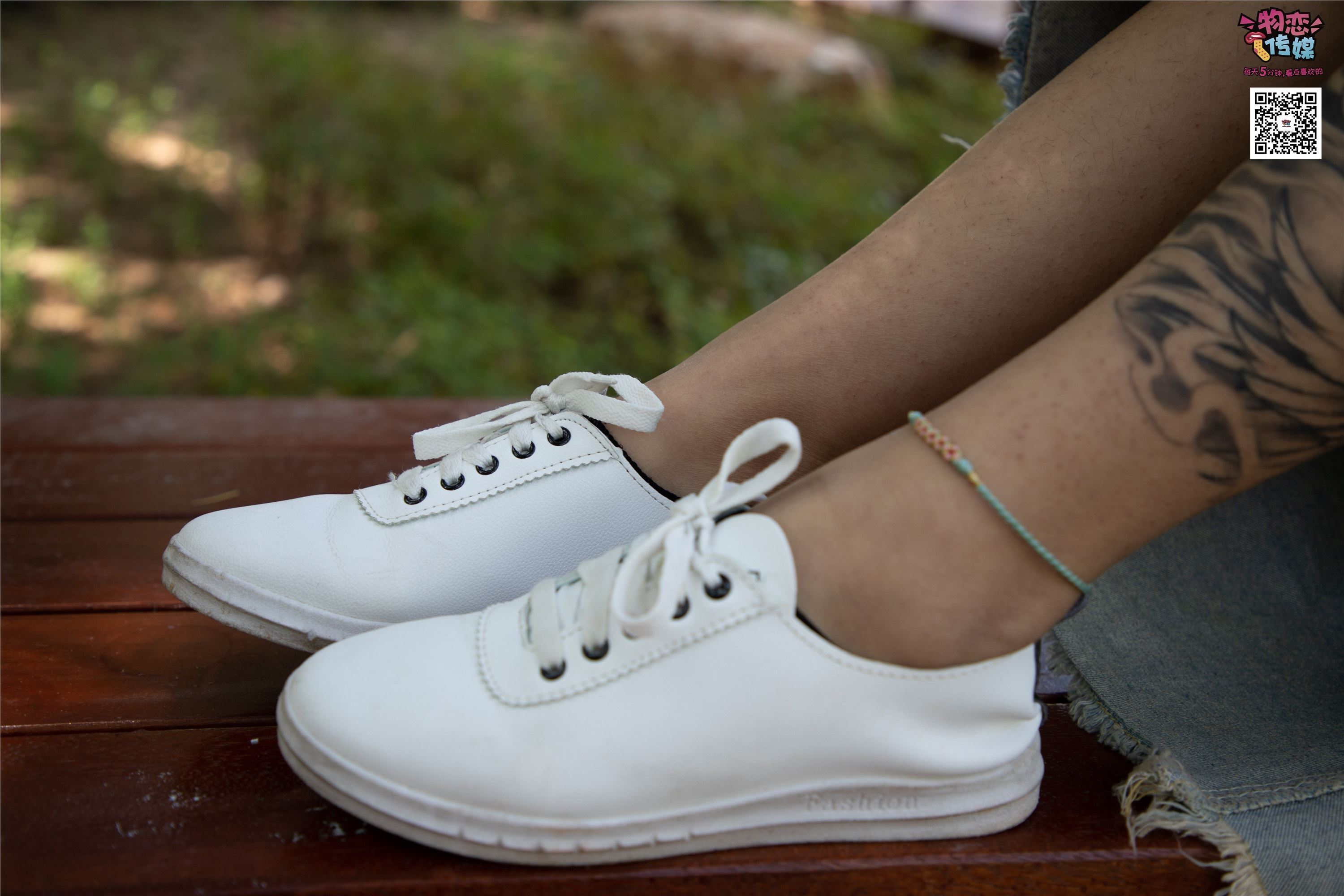 物恋传媒 No.011 纯纯的邻家小妹,小白鞋搭配黑色船袜,清凉一夏