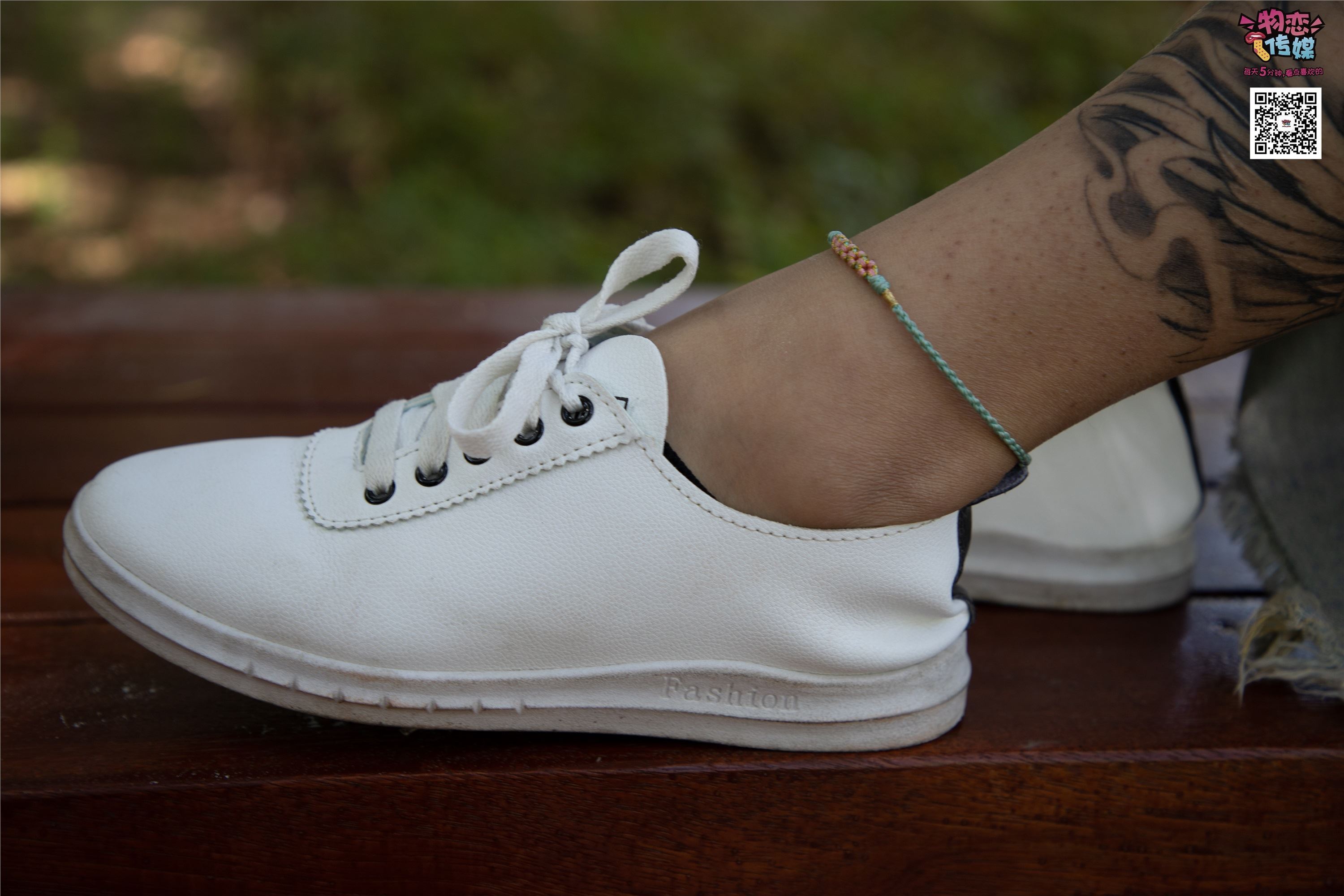 物恋传媒 No.011 纯纯的邻家小妹,小白鞋搭配黑色船袜,清凉一夏