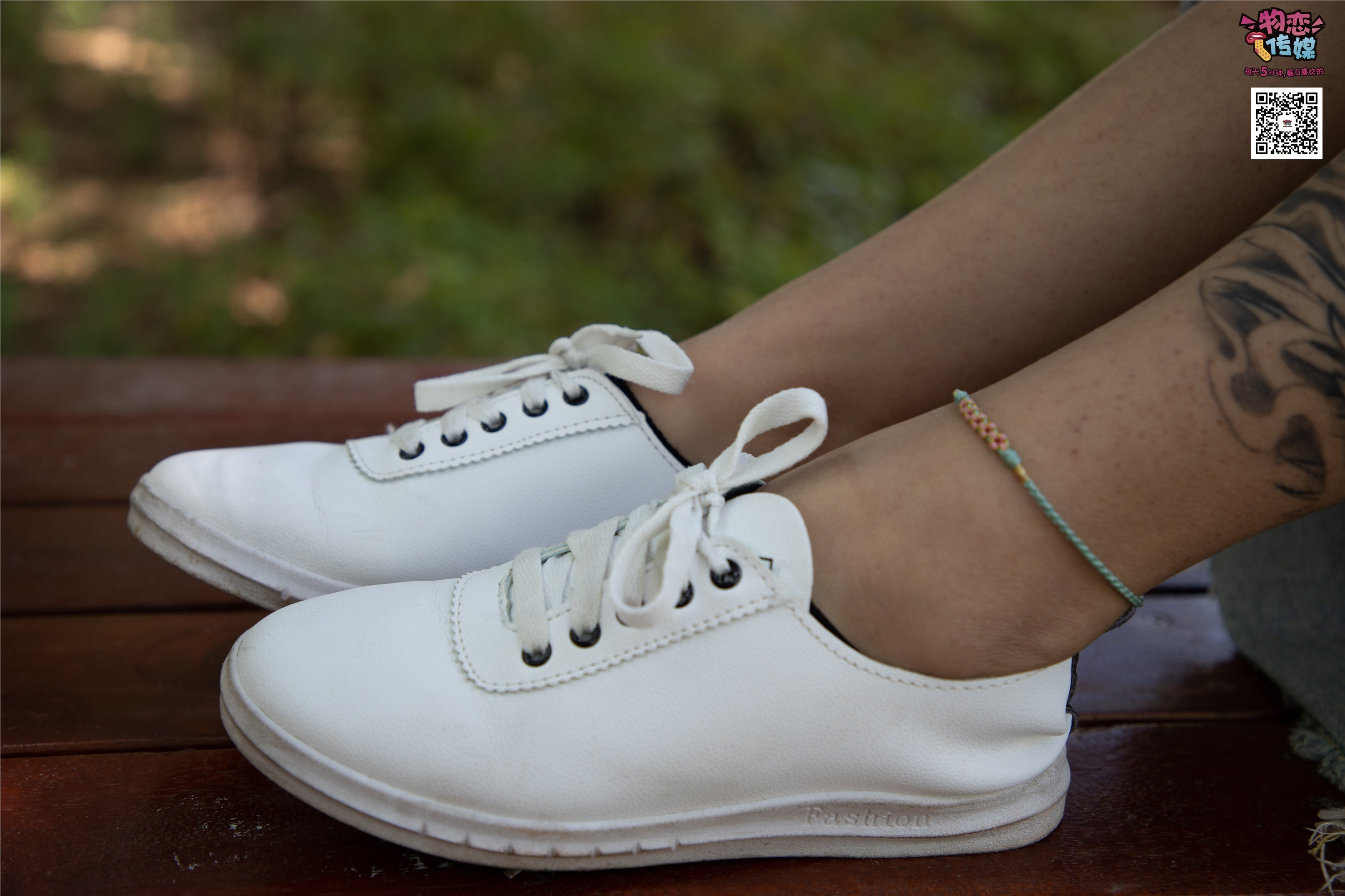 物恋传媒 No.011 纯纯的邻家小妹,小白鞋搭配黑色船袜,清凉一夏