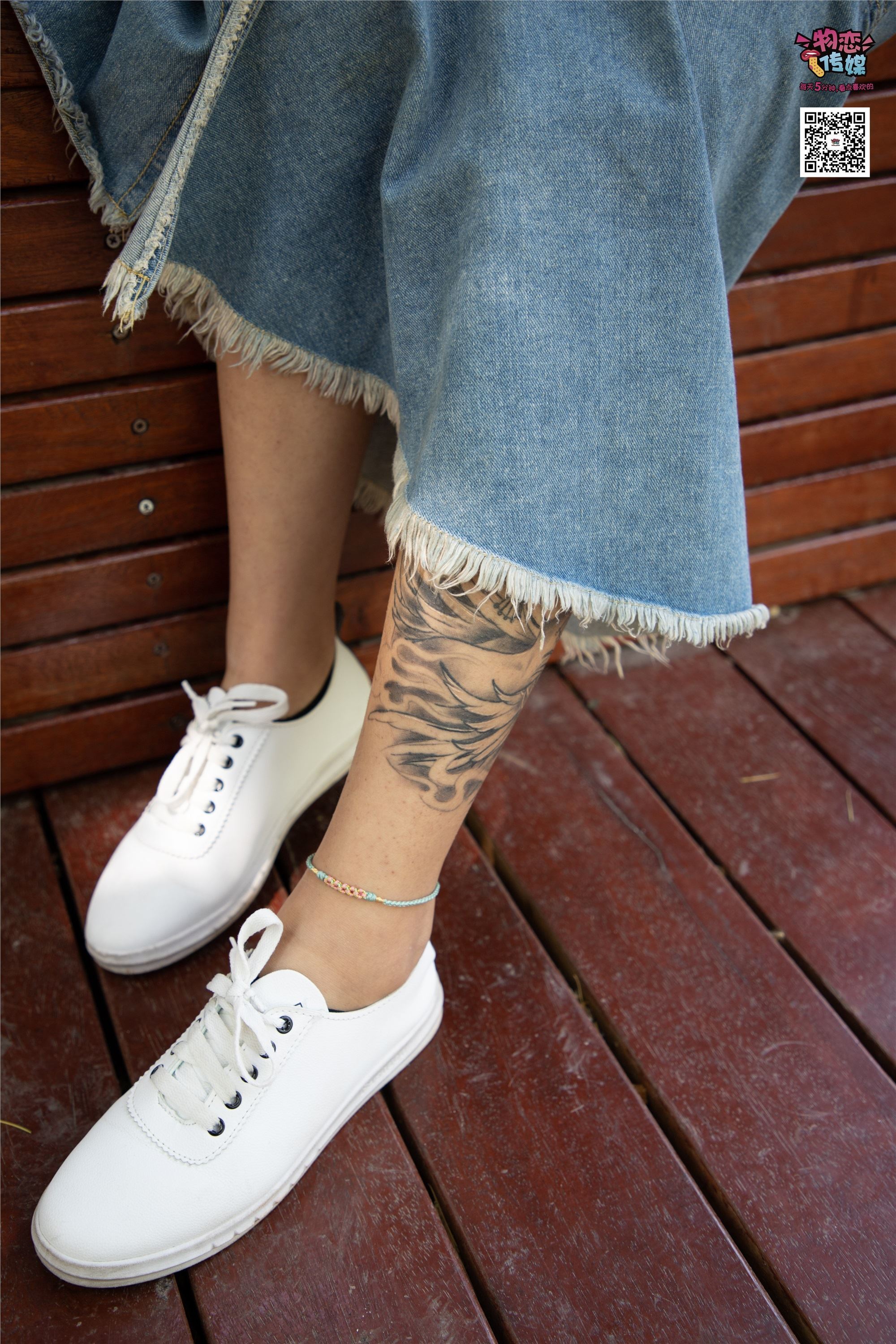 物恋传媒 No.011 纯纯的邻家小妹,小白鞋搭配黑色船袜,清凉一夏