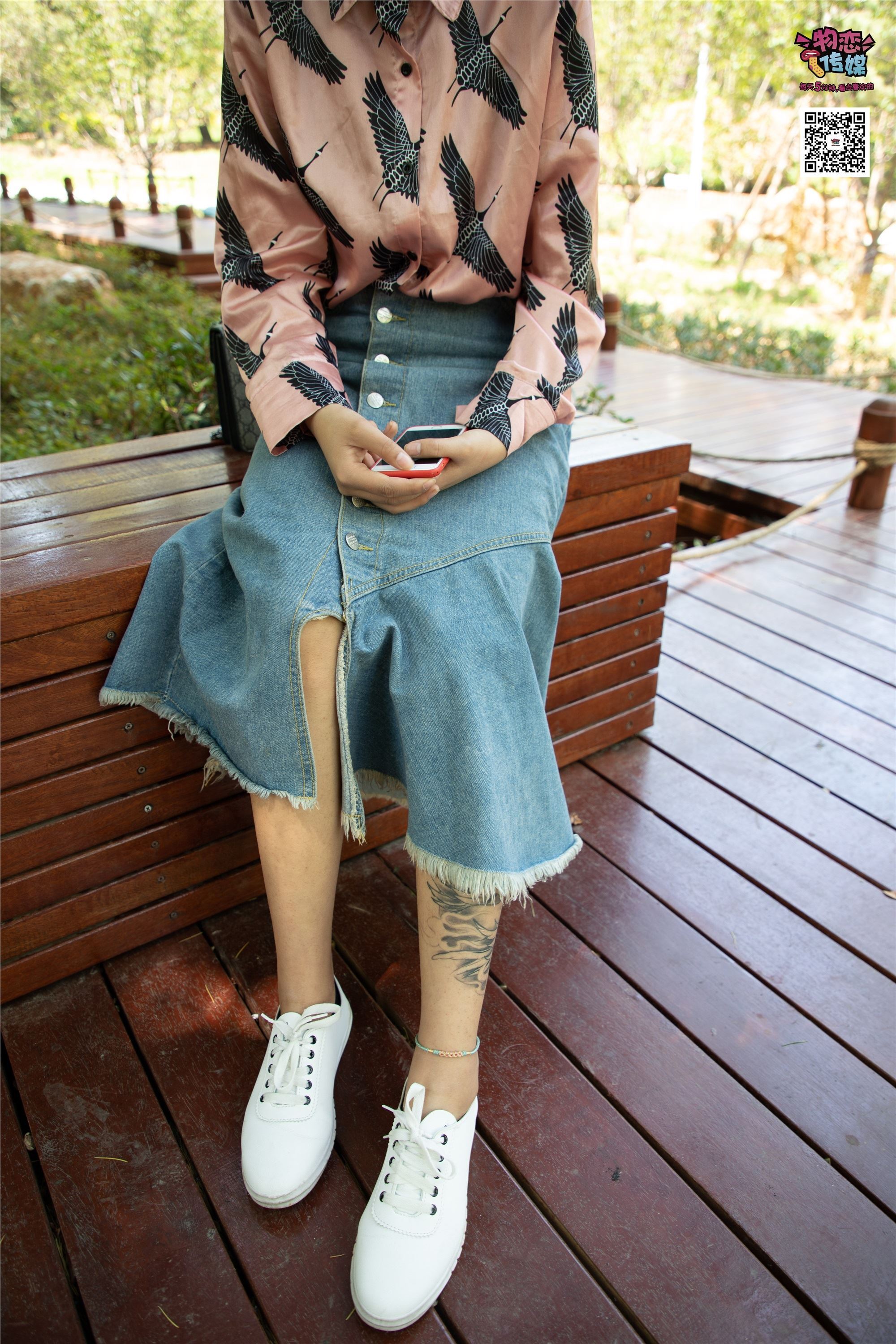 物恋传媒 No.011 纯纯的邻家小妹,小白鞋搭配黑色船袜,清凉一夏