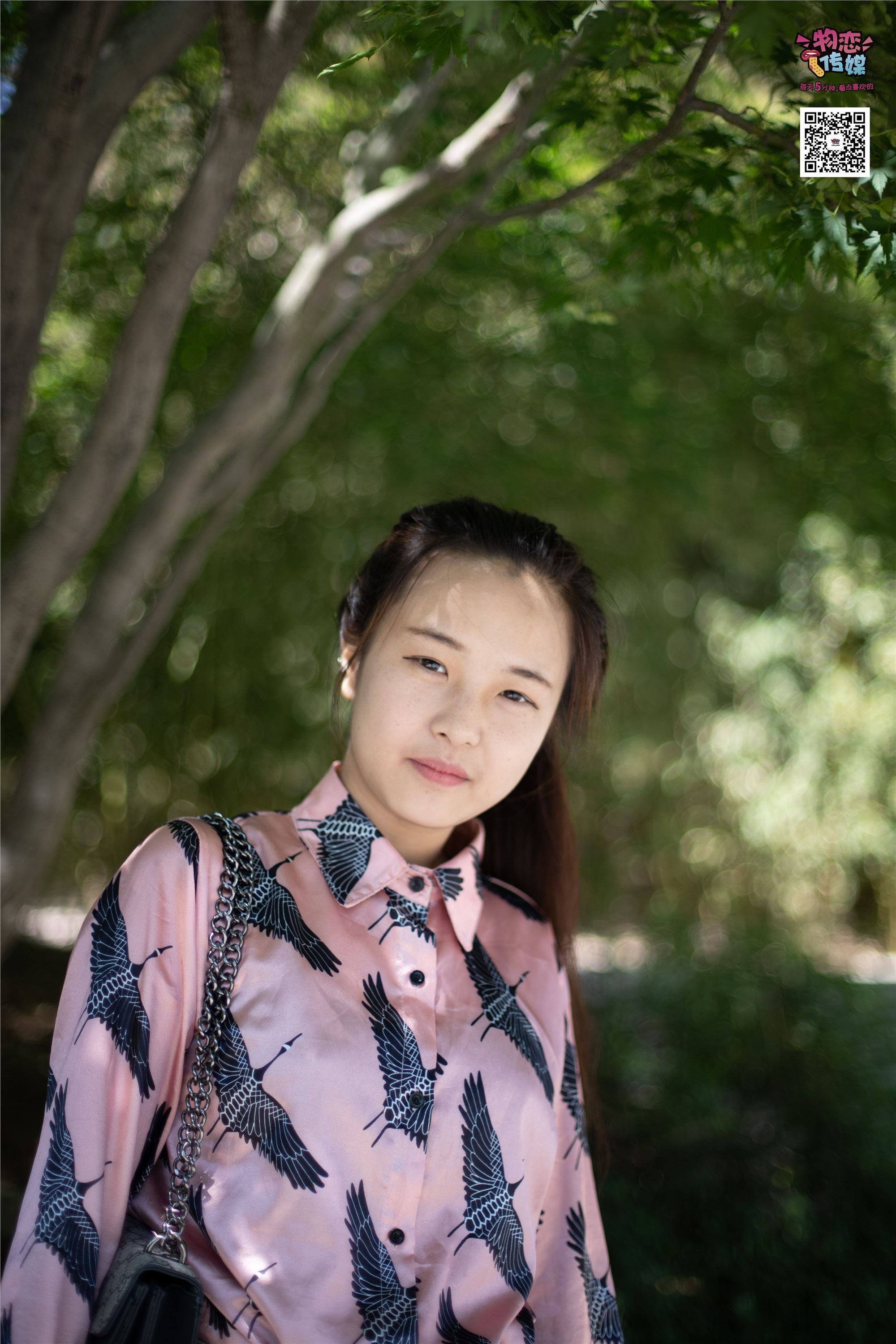 物恋传媒 No.011 纯纯的邻家小妹,小白鞋搭配黑色船袜,清凉一夏