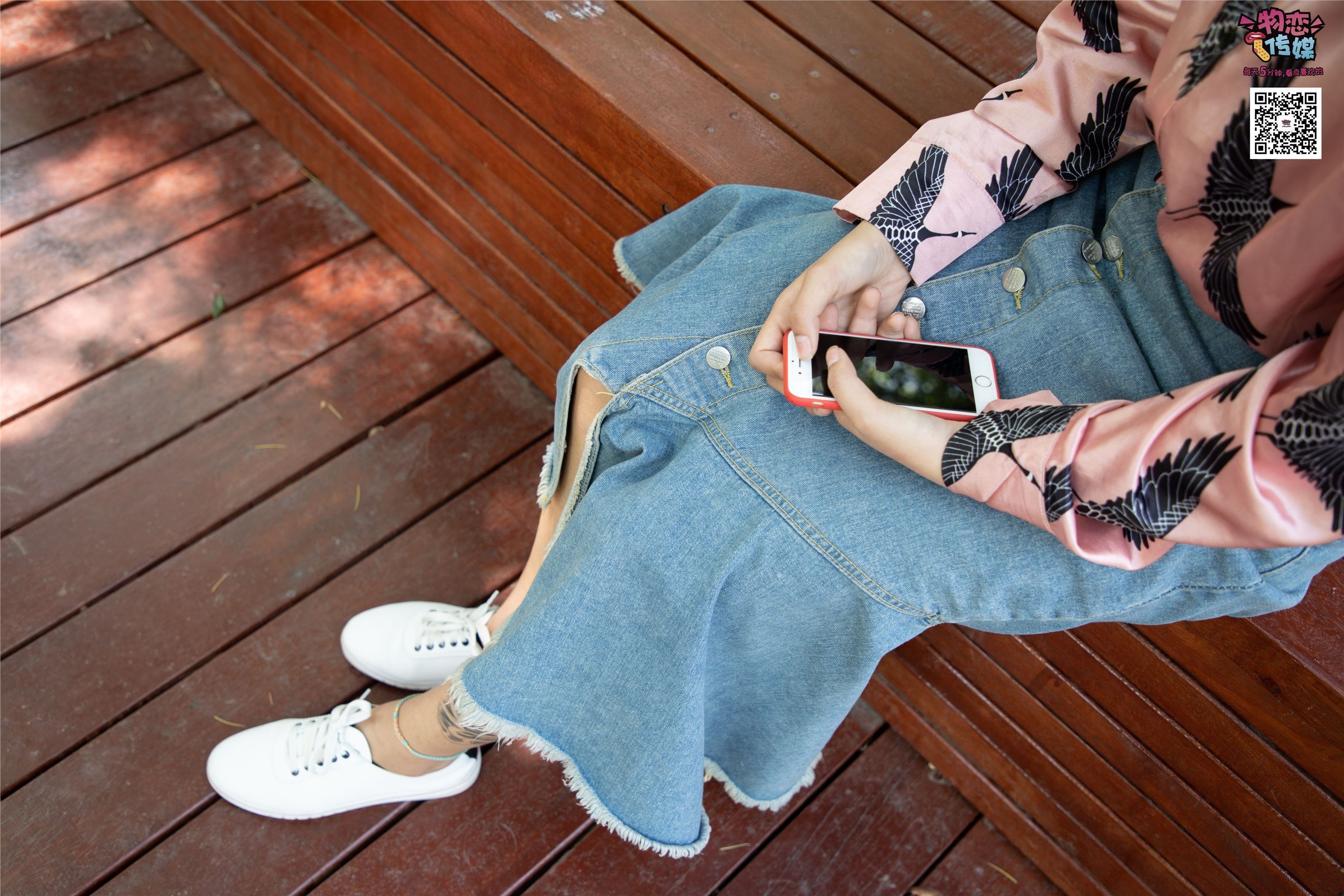 物恋传媒 No.011 纯纯的邻家小妹,小白鞋搭配黑色船袜,清凉一夏