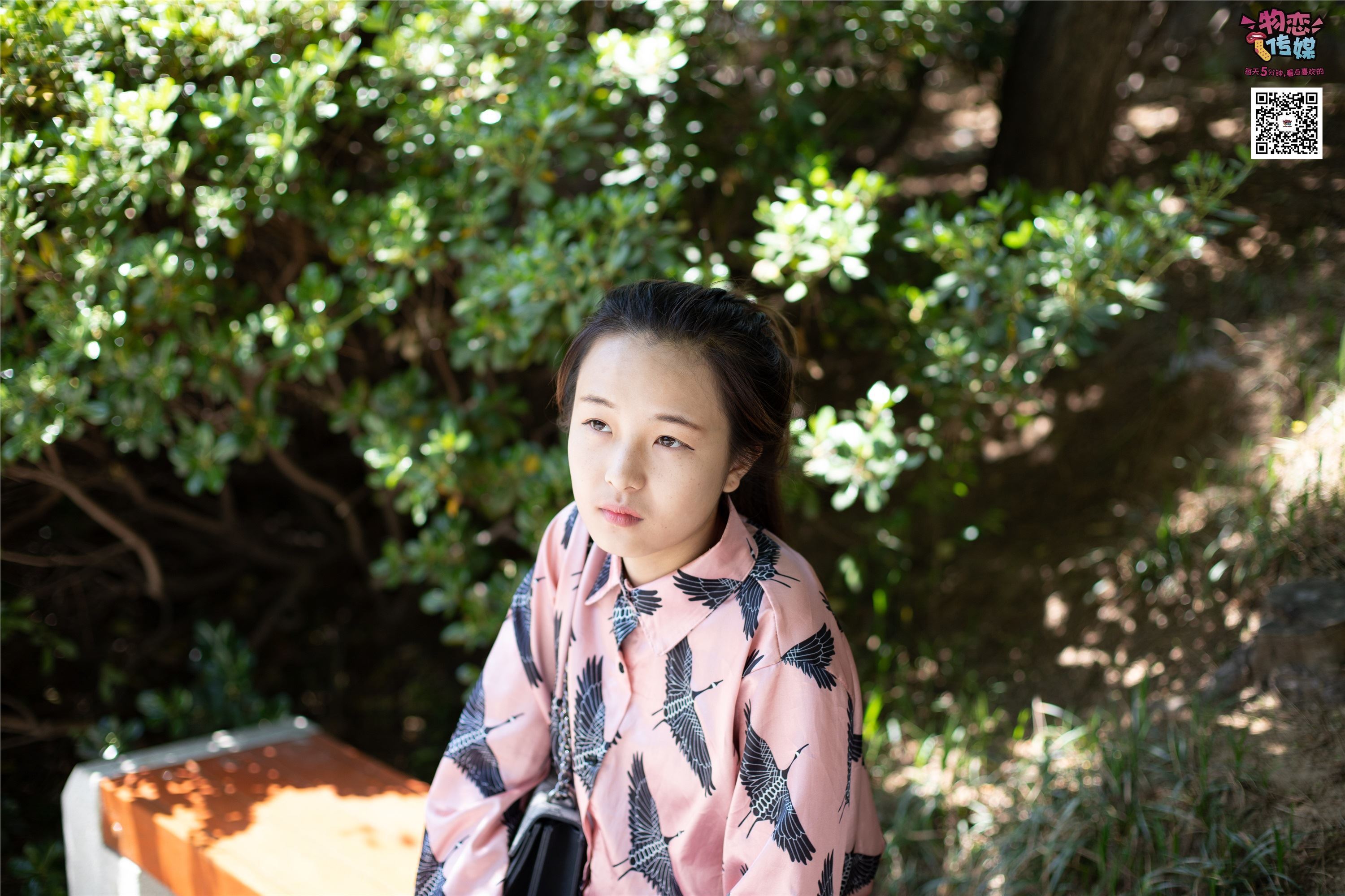 物恋传媒 No.011 纯纯的邻家小妹,小白鞋搭配黑色船袜,清凉一夏