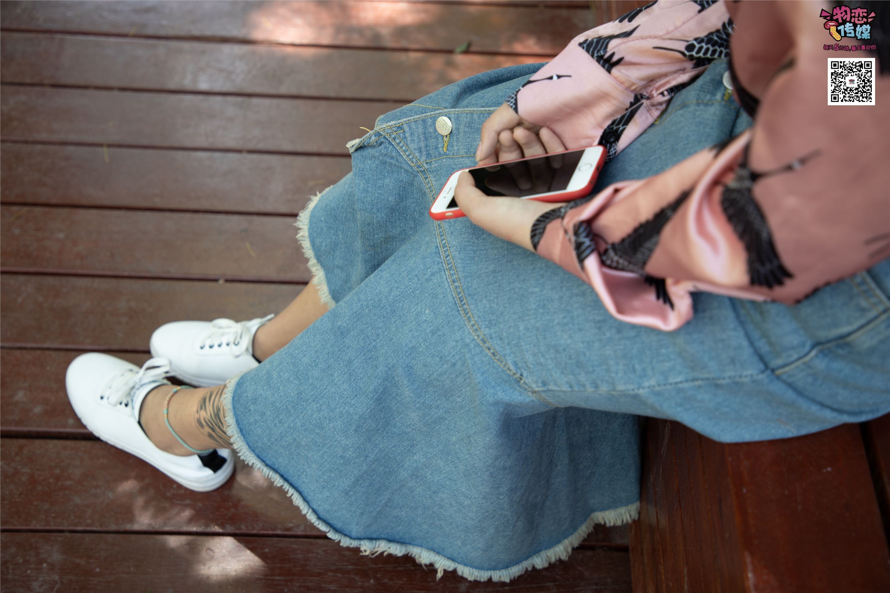 物恋传媒 No.011 纯纯的邻家小妹,小白鞋搭配黑色船袜,清凉一夏