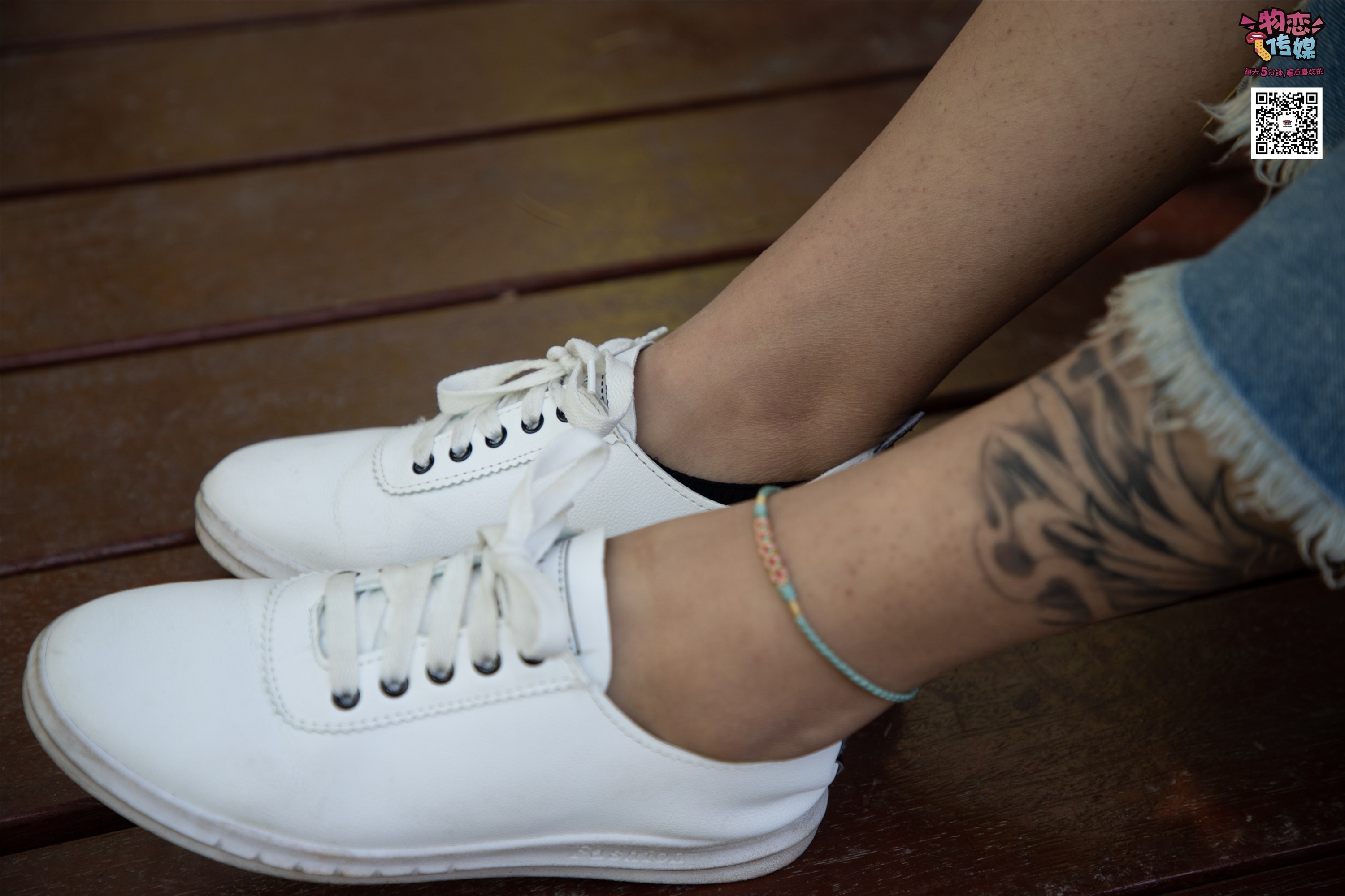 物恋传媒 No.011 纯纯的邻家小妹,小白鞋搭配黑色船袜,清凉一夏