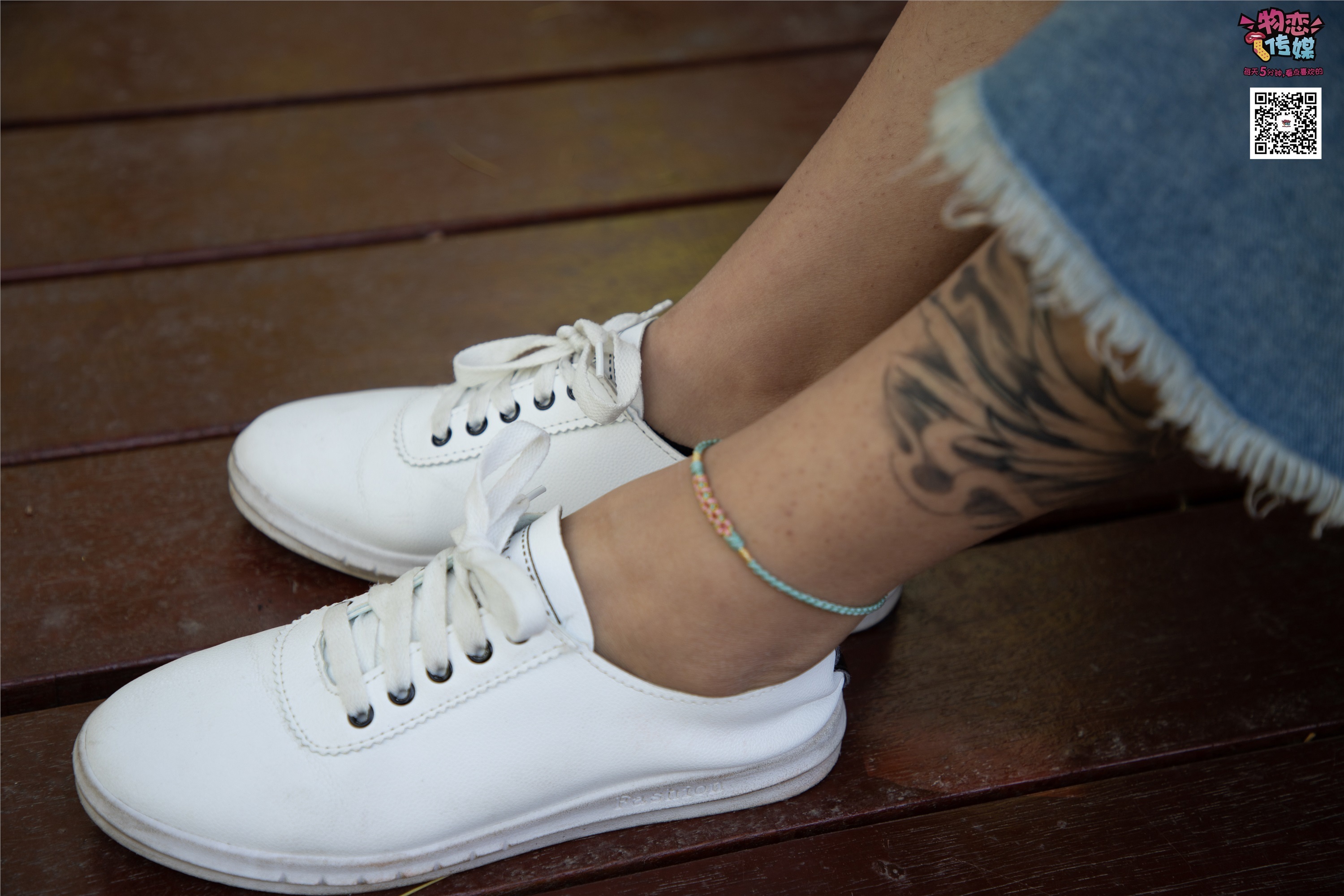 物恋传媒 No.011 纯纯的邻家小妹,小白鞋搭配黑色船袜,清凉一夏