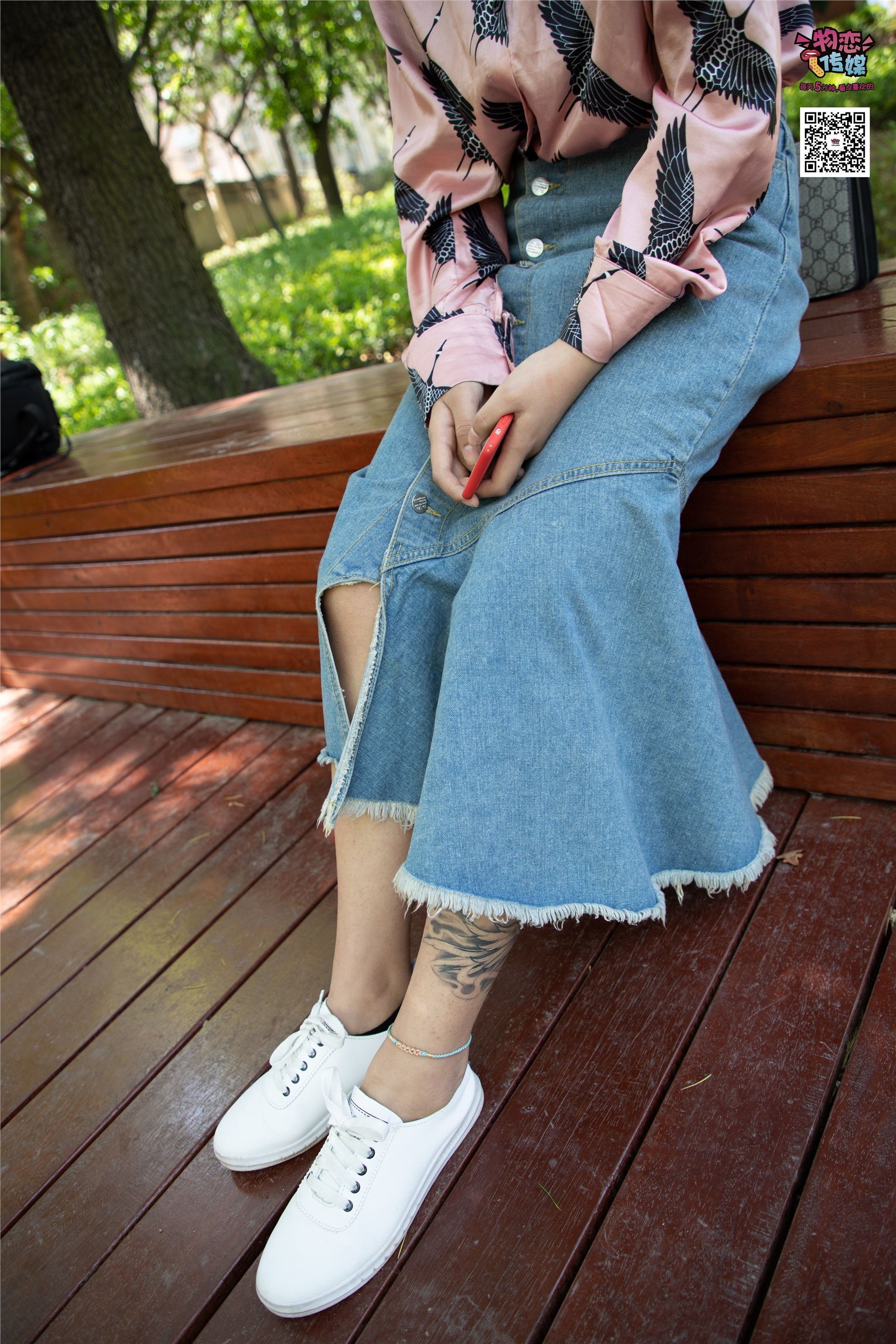 物恋传媒 No.011 纯纯的邻家小妹,小白鞋搭配黑色船袜,清凉一夏