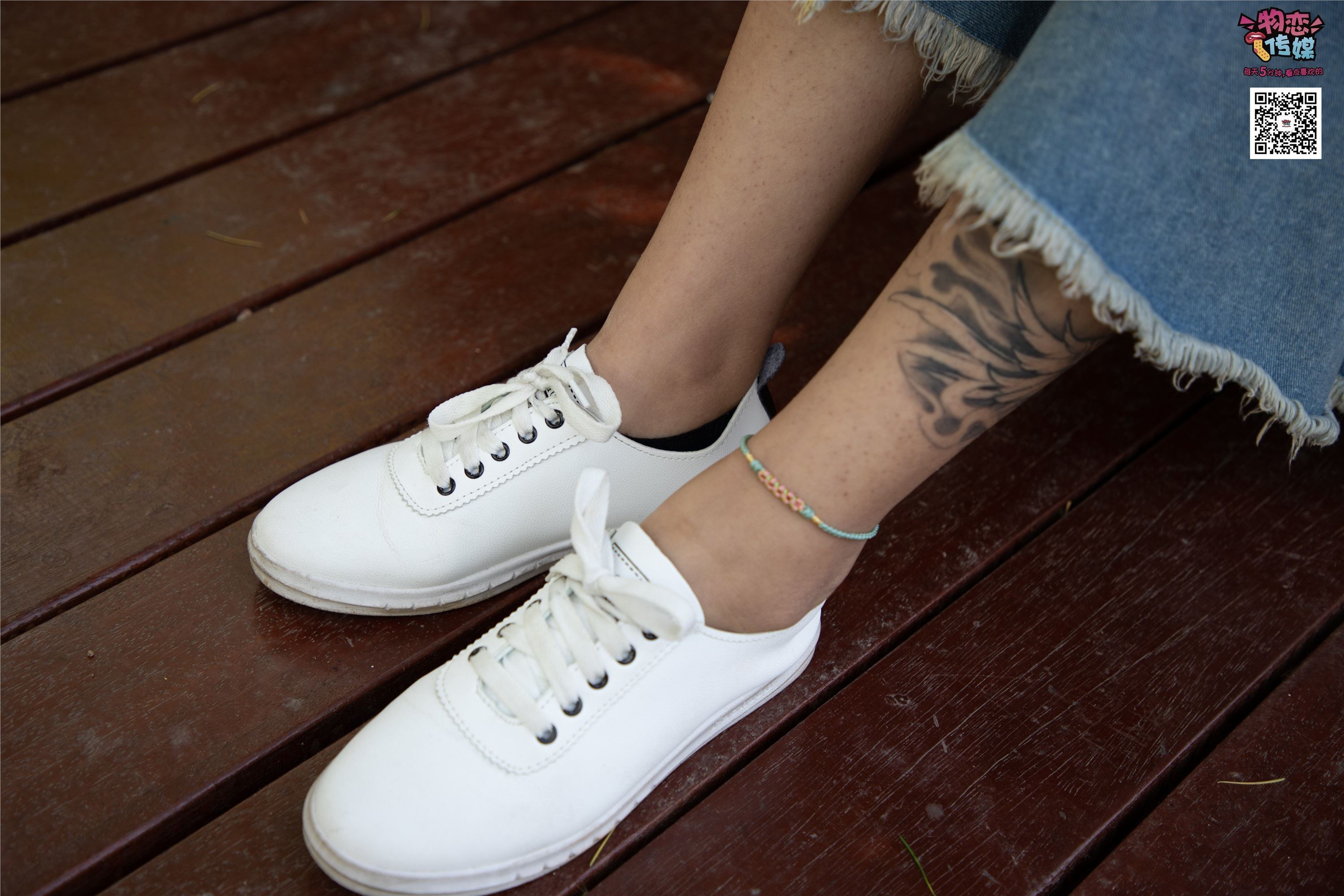 物恋传媒 No.011 纯纯的邻家小妹,小白鞋搭配黑色船袜,清凉一夏