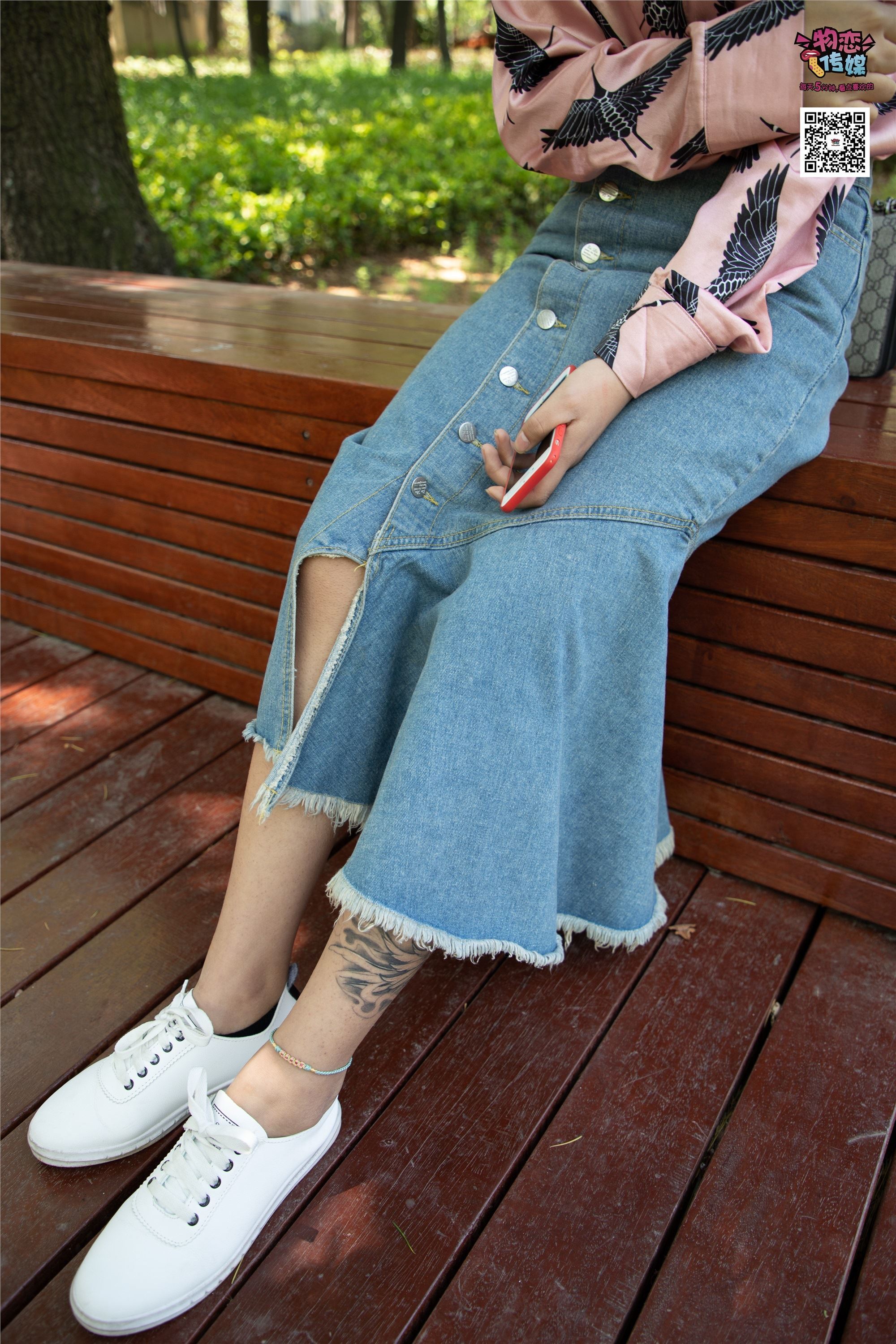 物恋传媒 No.011 纯纯的邻家小妹,小白鞋搭配黑色船袜,清凉一夏