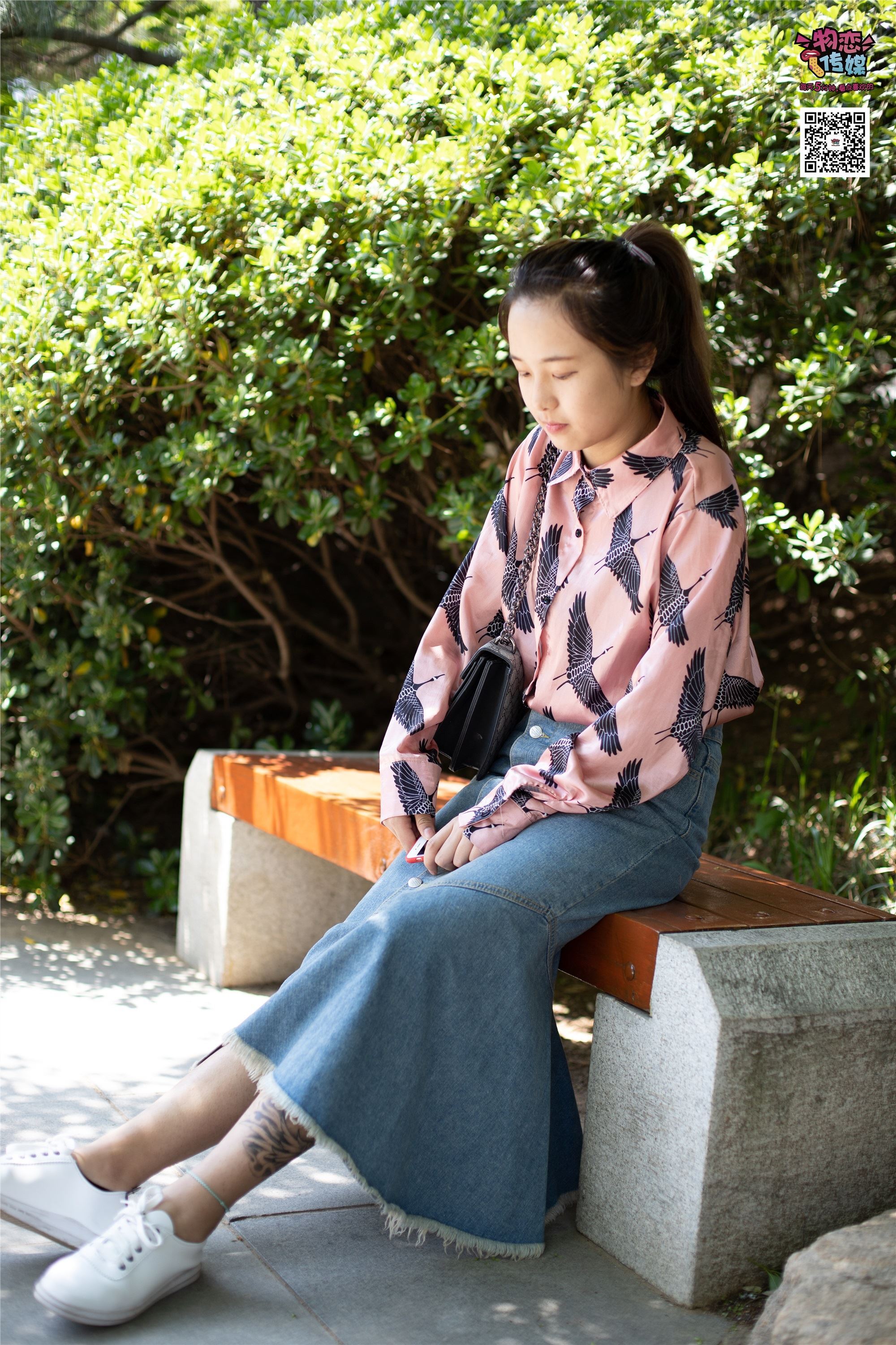 物恋传媒 No.011 纯纯的邻家小妹,小白鞋搭配黑色船袜,清凉一夏