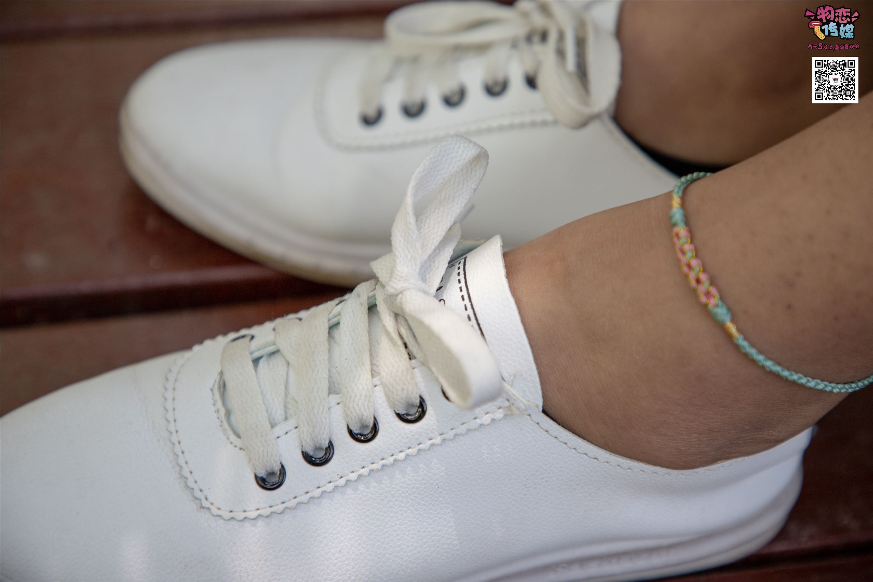 物恋传媒 No.011 纯纯的邻家小妹,小白鞋搭配黑色船袜,清凉一夏