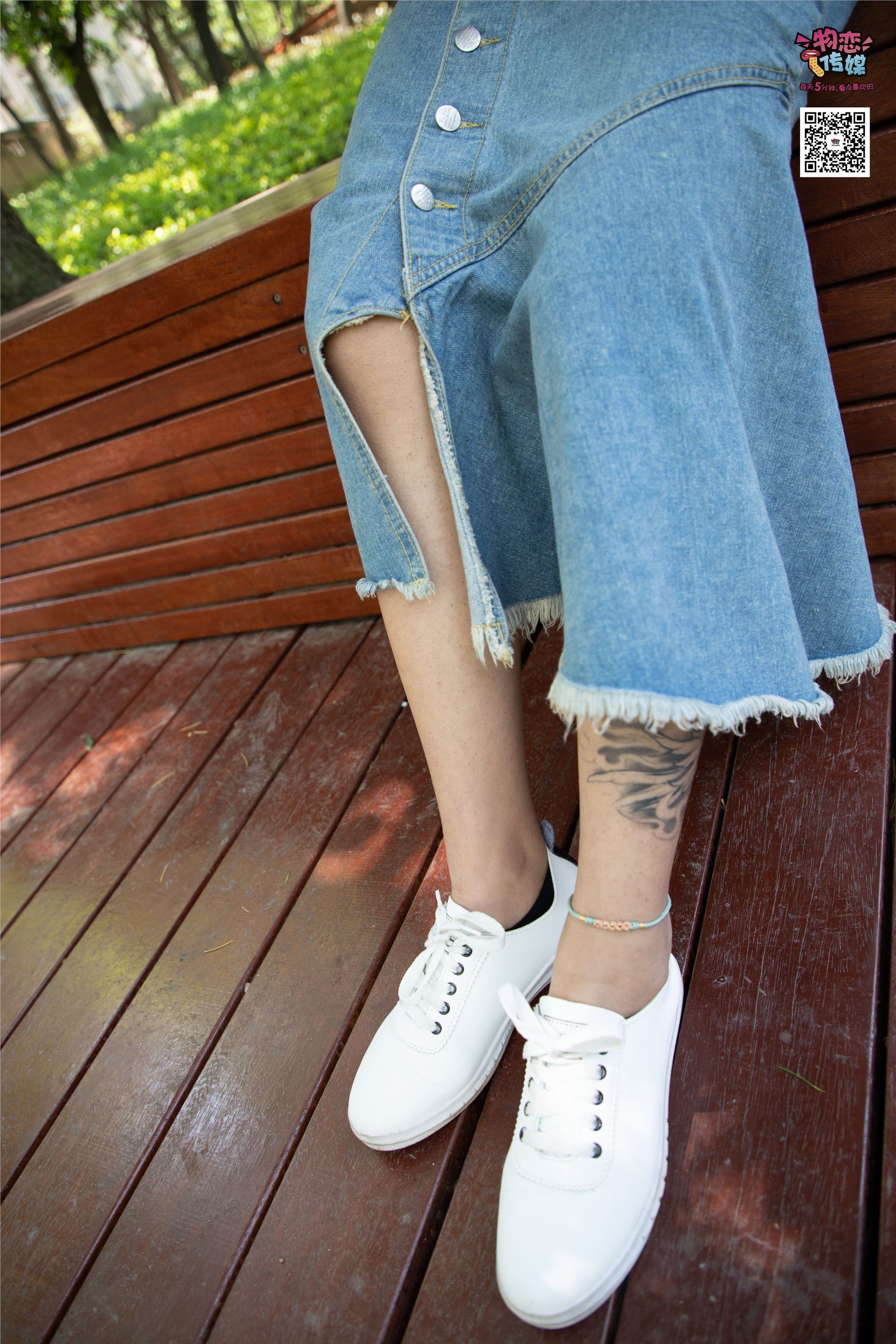 物恋传媒 No.011 纯纯的邻家小妹,小白鞋搭配黑色船袜,清凉一夏