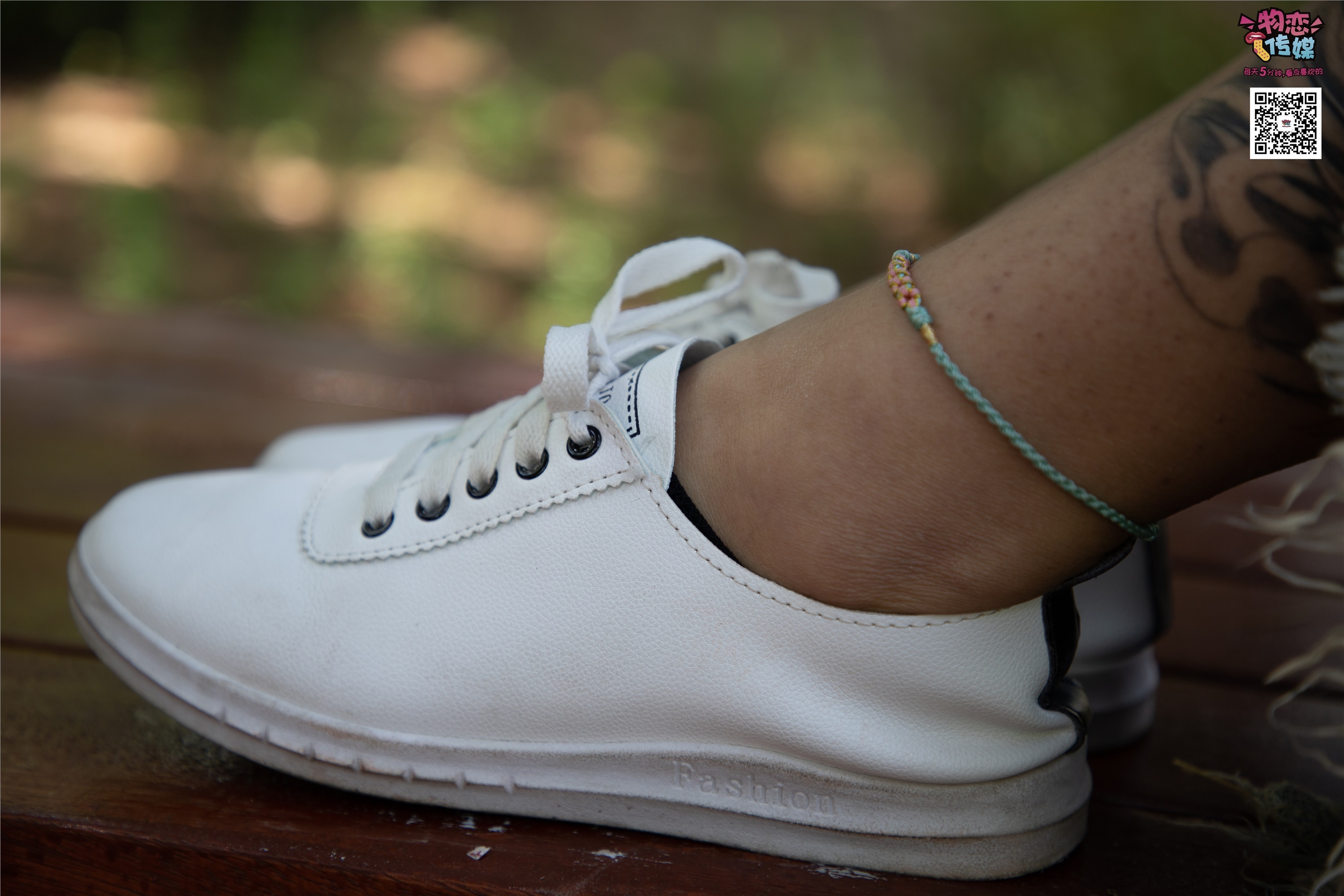 物恋传媒 No.011 纯纯的邻家小妹,小白鞋搭配黑色船袜,清凉一夏