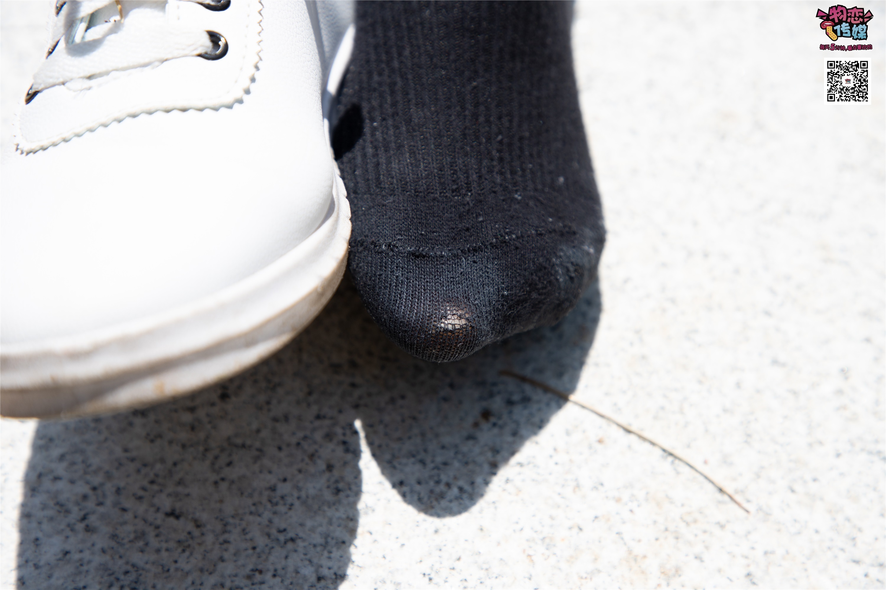 物恋传媒 No.011 纯纯的邻家小妹,小白鞋搭配黑色船袜,清凉一夏