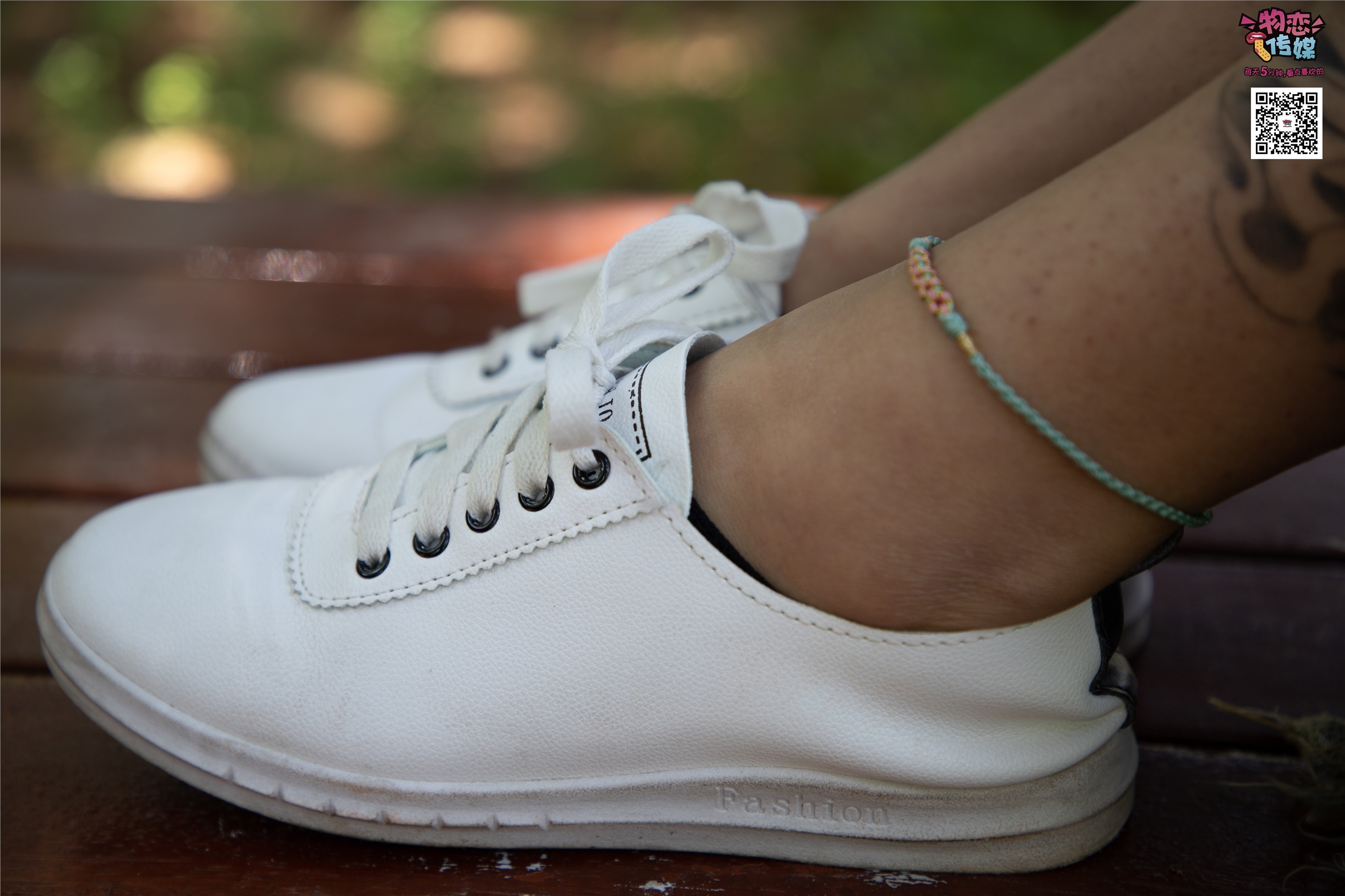 物恋传媒 No.011 纯纯的邻家小妹,小白鞋搭配黑色船袜,清凉一夏