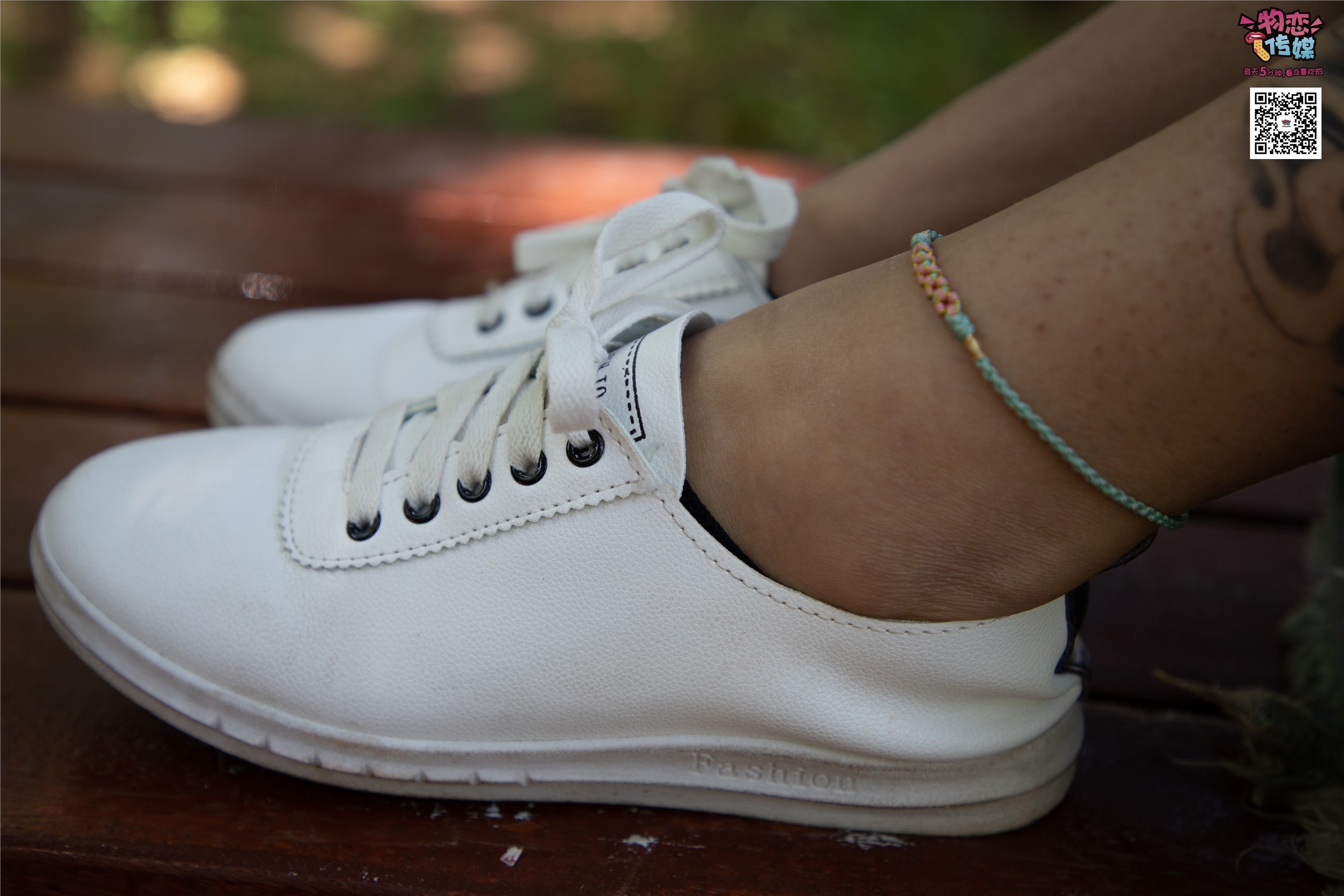 物恋传媒 No.011 纯纯的邻家小妹,小白鞋搭配黑色船袜,清凉一夏