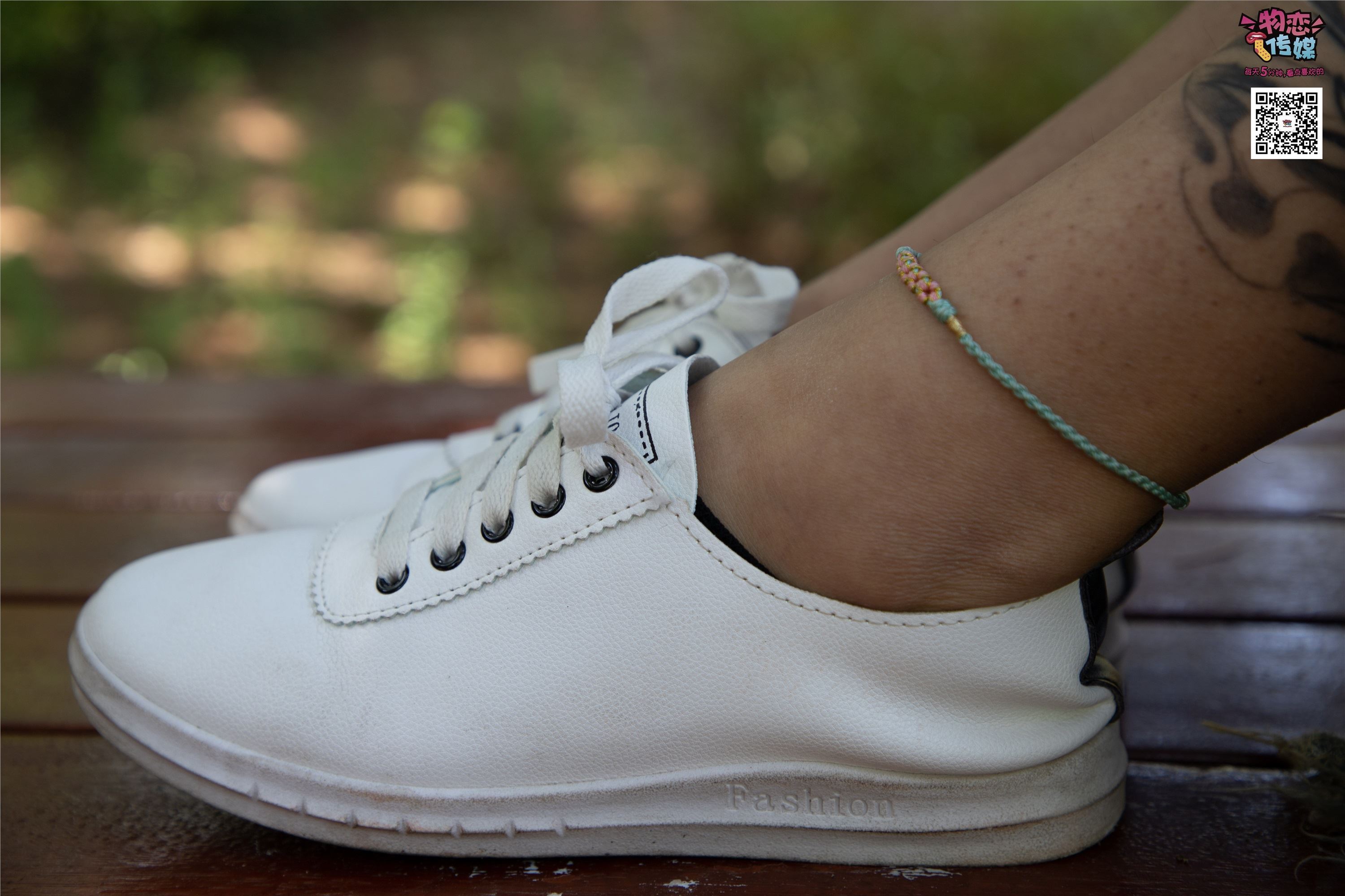 物恋传媒 No.011 纯纯的邻家小妹,小白鞋搭配黑色船袜,清凉一夏