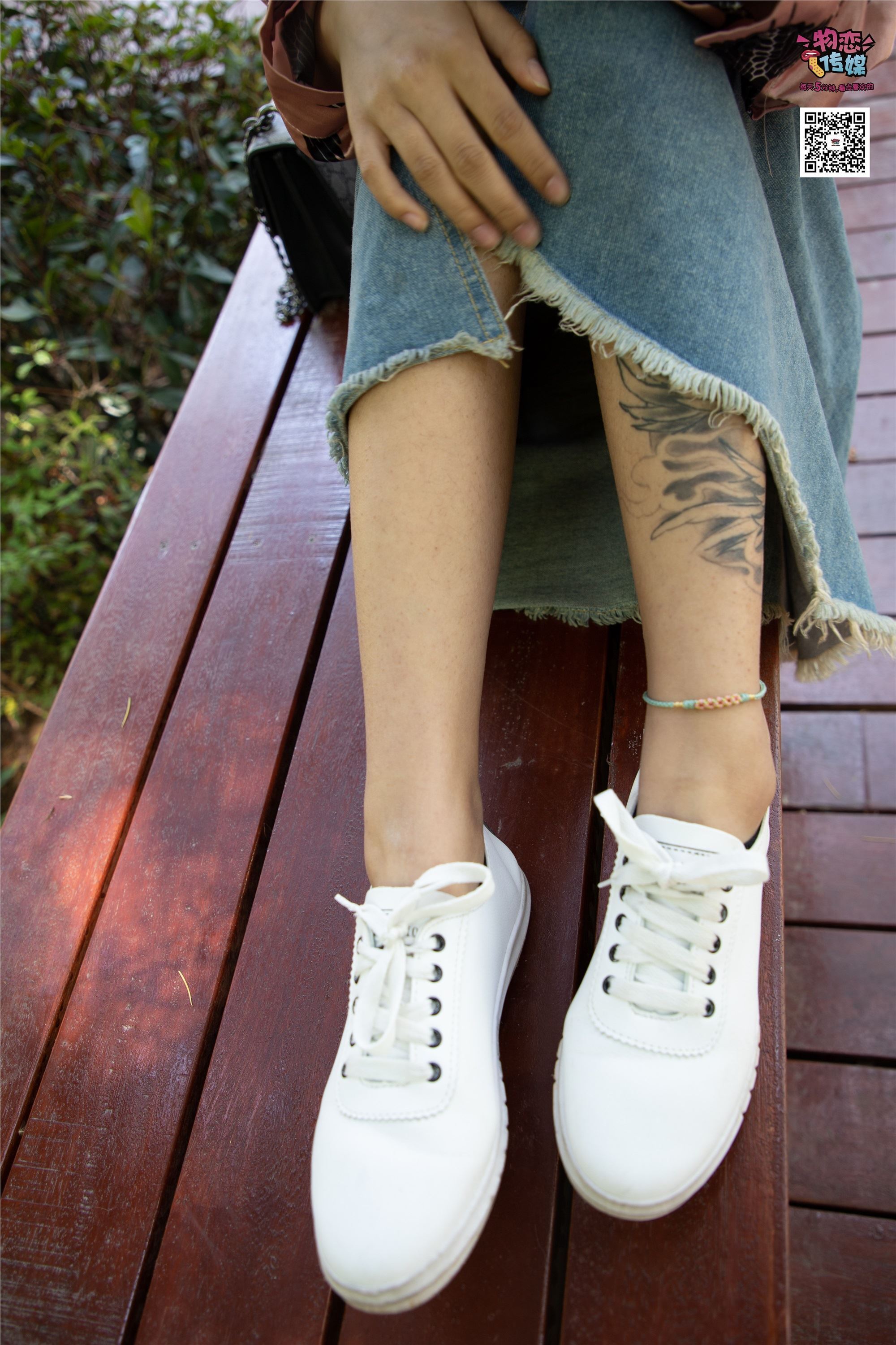 物恋传媒 No.011 纯纯的邻家小妹,小白鞋搭配黑色船袜,清凉一夏