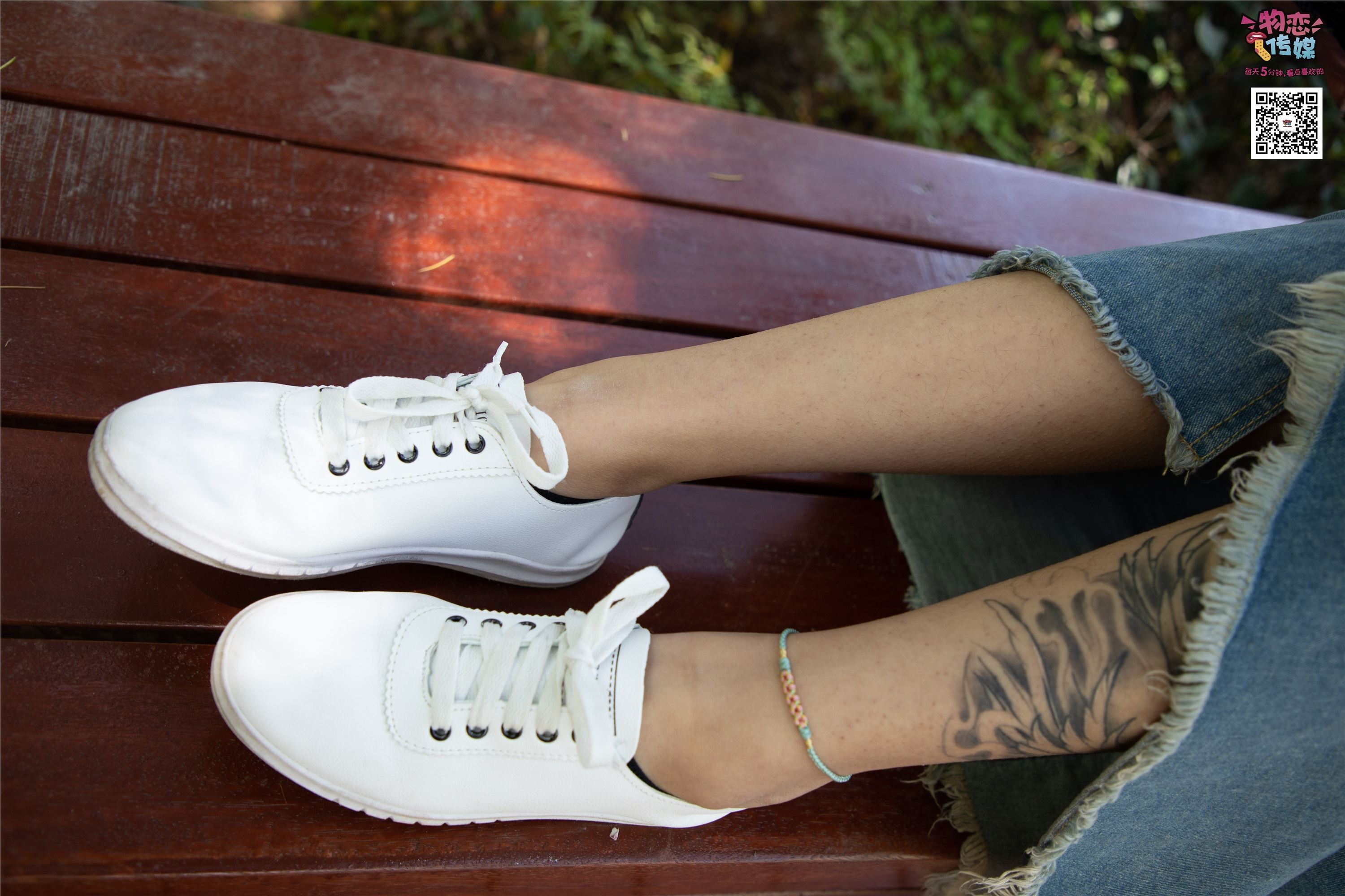 物恋传媒 No.011 纯纯的邻家小妹,小白鞋搭配黑色船袜,清凉一夏