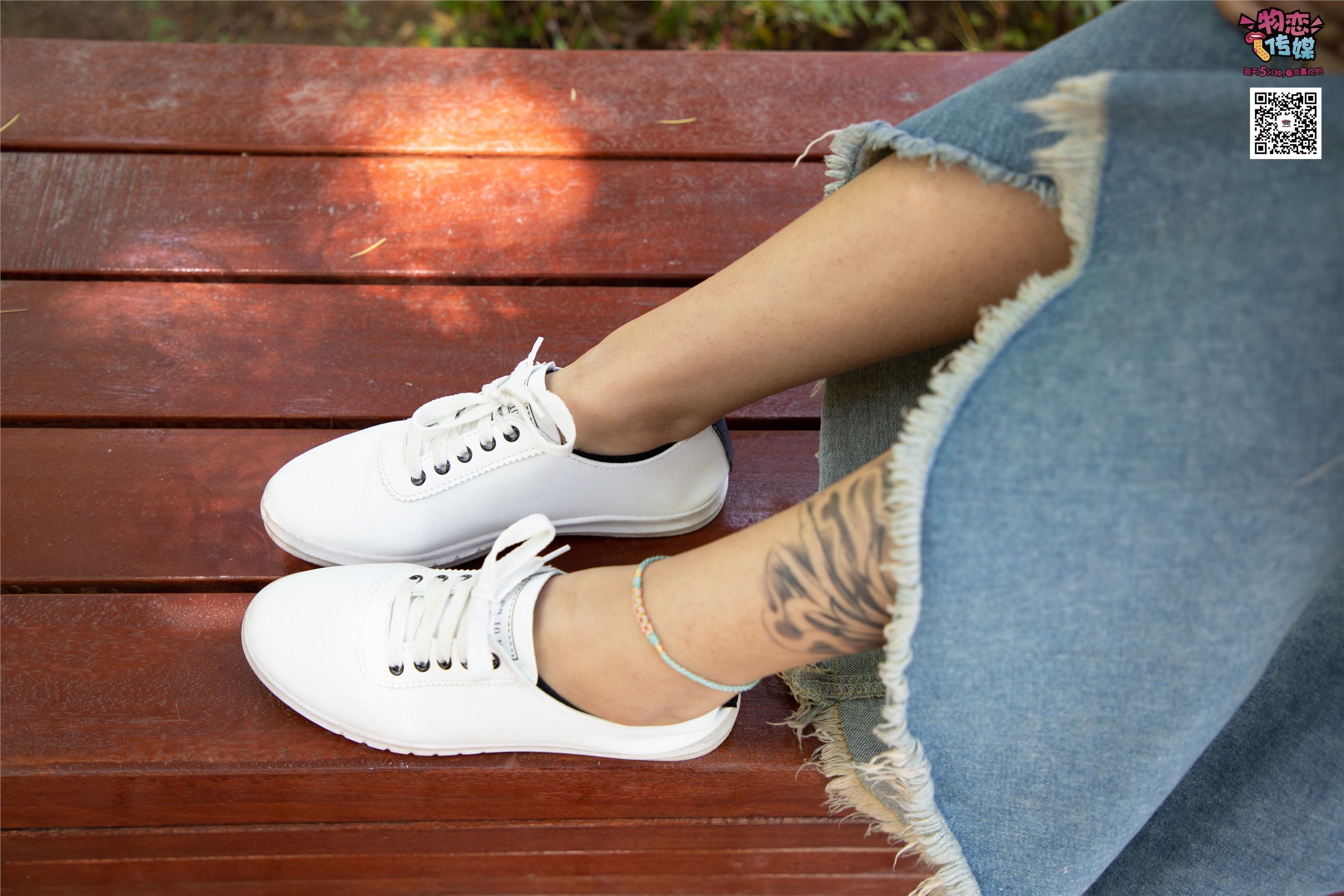 物恋传媒 No.011 纯纯的邻家小妹,小白鞋搭配黑色船袜,清凉一夏