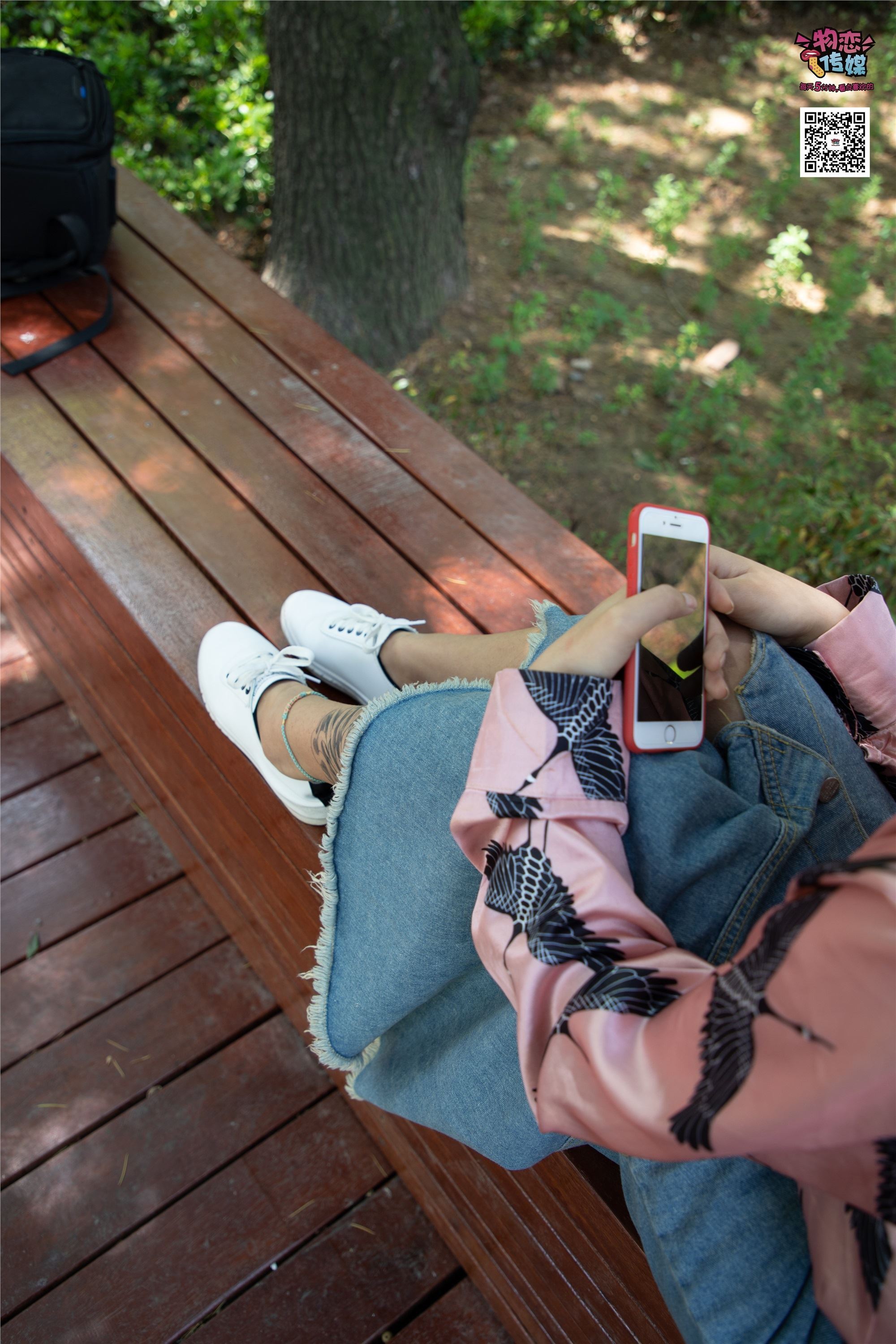 物恋传媒 No.011 纯纯的邻家小妹,小白鞋搭配黑色船袜,清凉一夏