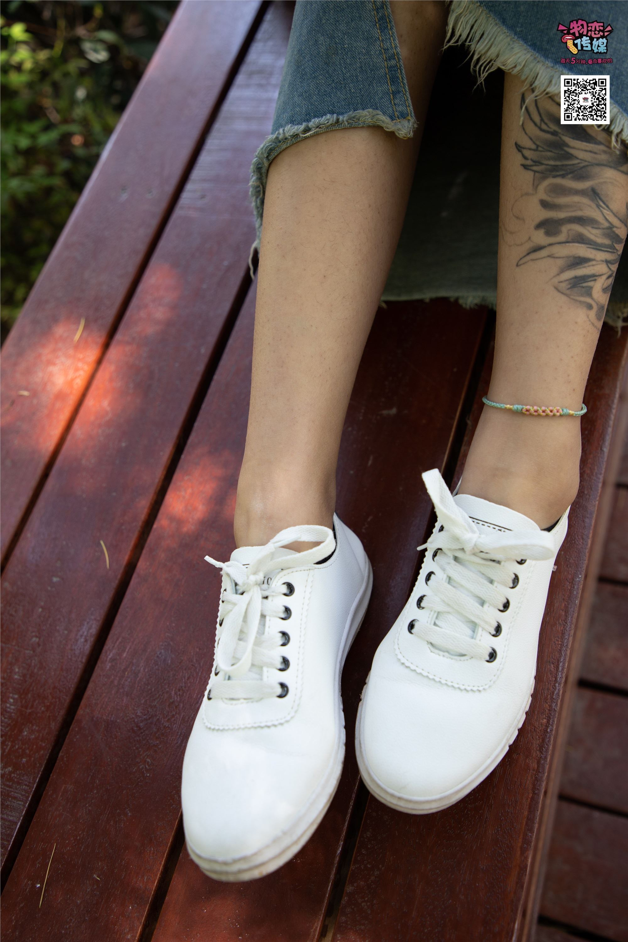 物恋传媒 No.011 纯纯的邻家小妹,小白鞋搭配黑色船袜,清凉一夏