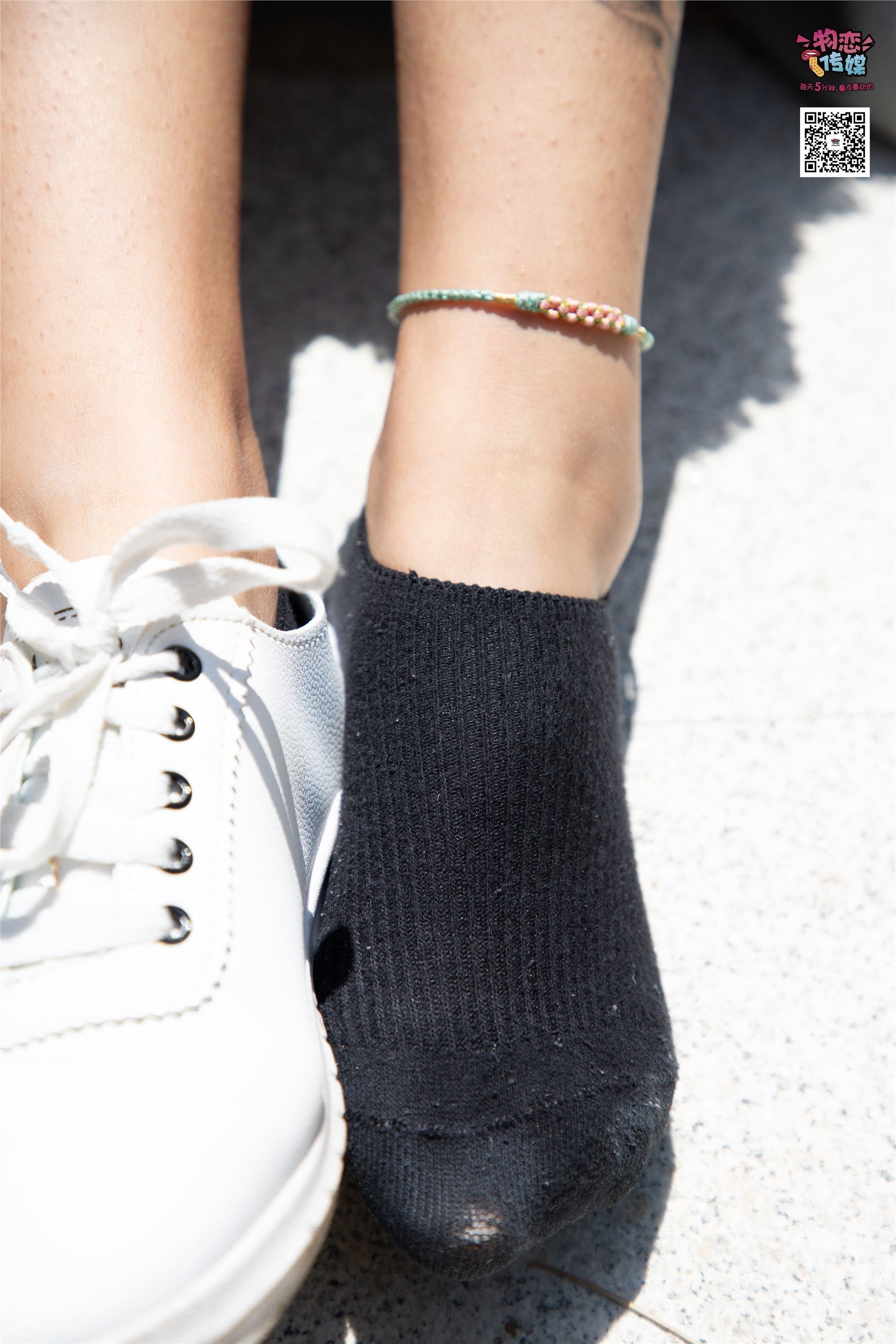 物恋传媒 No.011 纯纯的邻家小妹,小白鞋搭配黑色船袜,清凉一夏