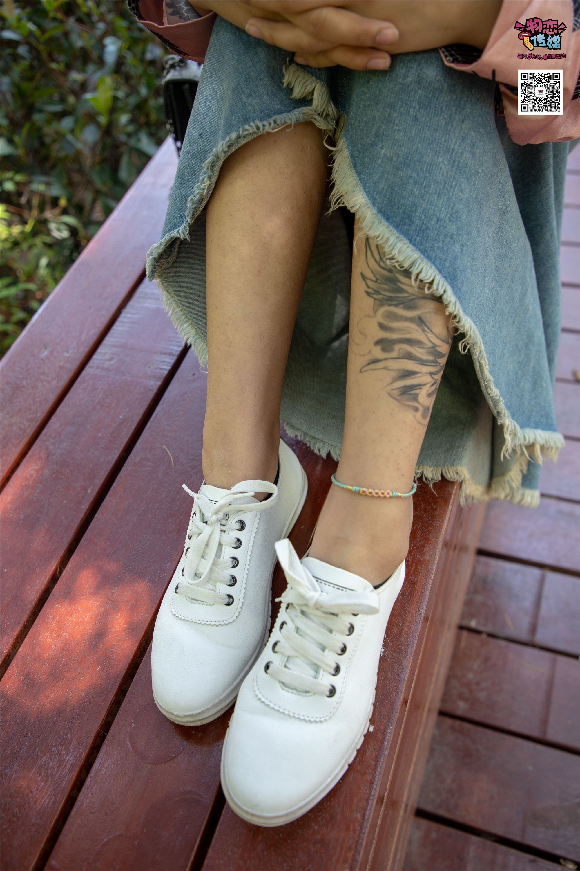 物恋传媒 No.011 纯纯的邻家小妹,小白鞋搭配黑色船袜,清凉一夏