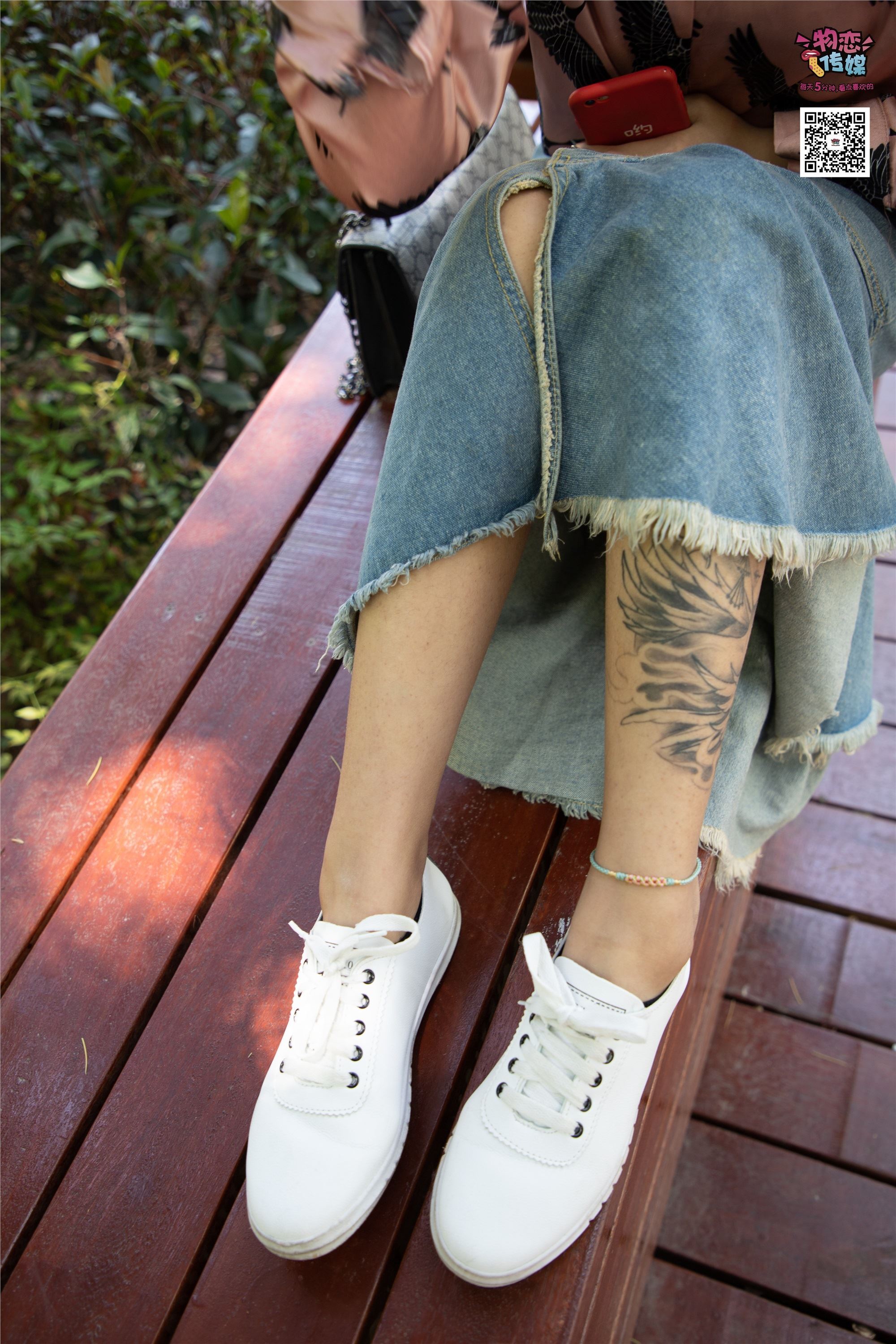 物恋传媒 No.011 纯纯的邻家小妹,小白鞋搭配黑色船袜,清凉一夏