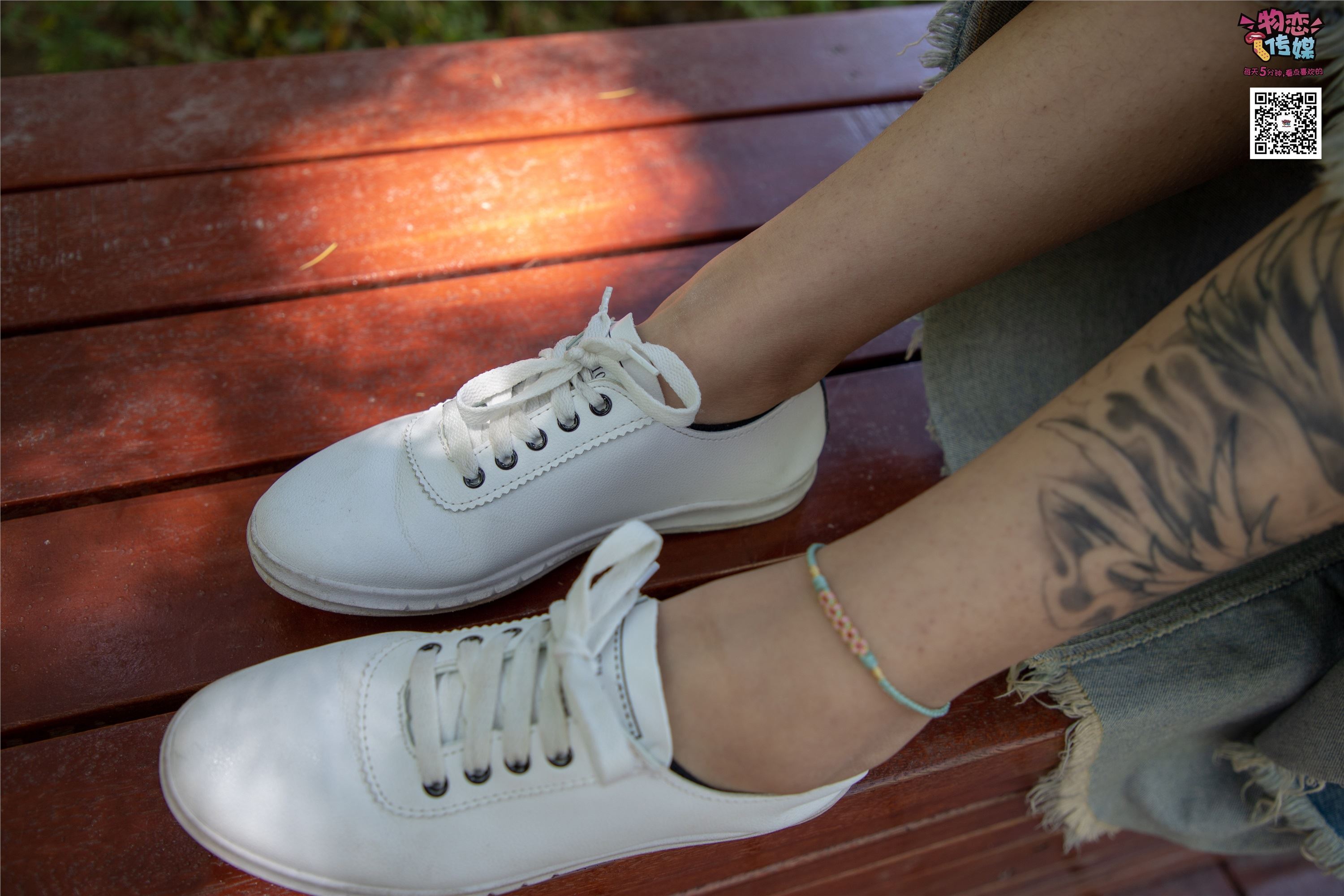 物恋传媒 No.011 纯纯的邻家小妹,小白鞋搭配黑色船袜,清凉一夏