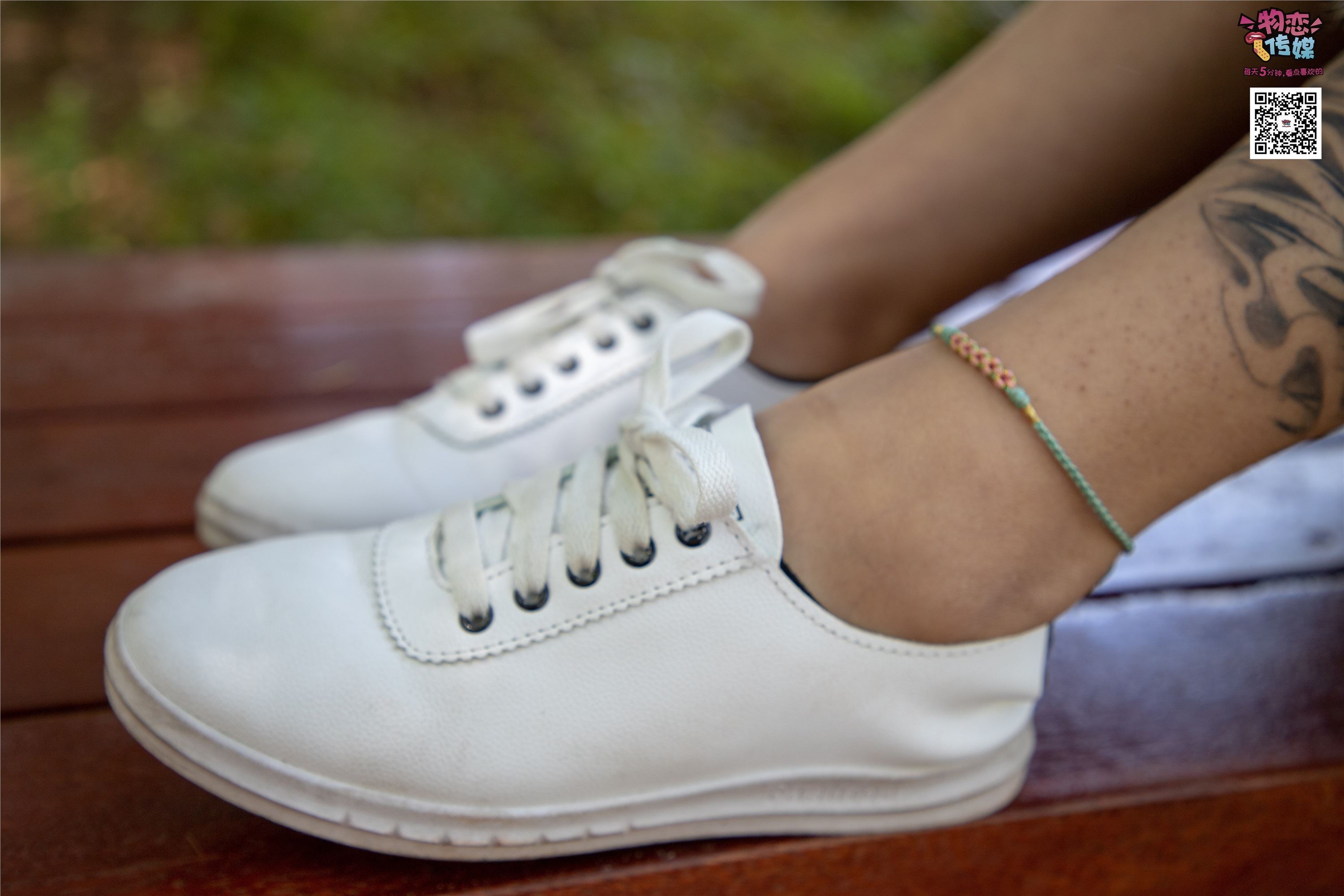 物恋传媒 No.011 纯纯的邻家小妹,小白鞋搭配黑色船袜,清凉一夏