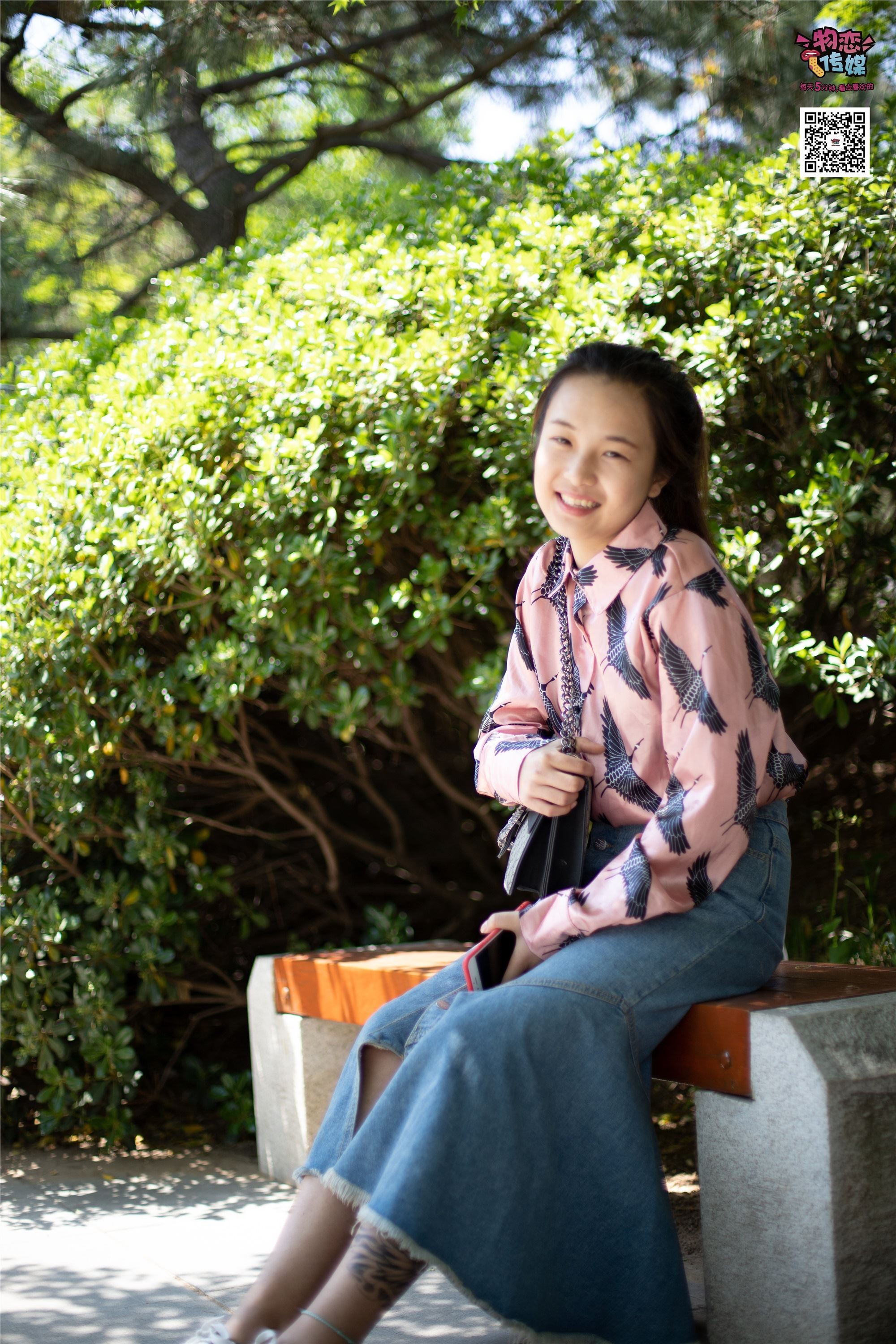 物恋传媒 No.011 纯纯的邻家小妹,小白鞋搭配黑色船袜,清凉一夏